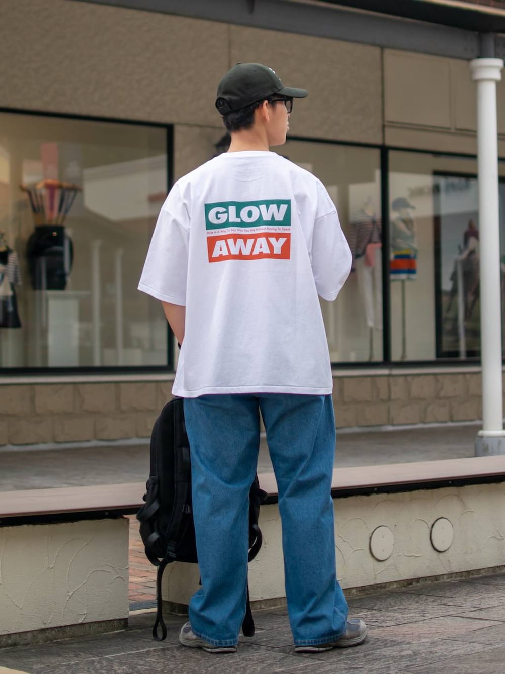 「低身長、低身長コーデ、niko and ...、ニコアンド、ロゴT、Tシャツ、白Tシャツ、ワイドパンツ、デニムパンツ、キャップ、春色、お出かけコーデ、ストリート、大人カジュアル、スニーカー」｜「niko and...の[niko and ...JEANS 2024SS]5ポケットワイドデニムパンツ（デニムパンツ、ブルー系）」を使った、ぜっきーさん（メンズ・165cm）の春コーディネートの4枚目の写真