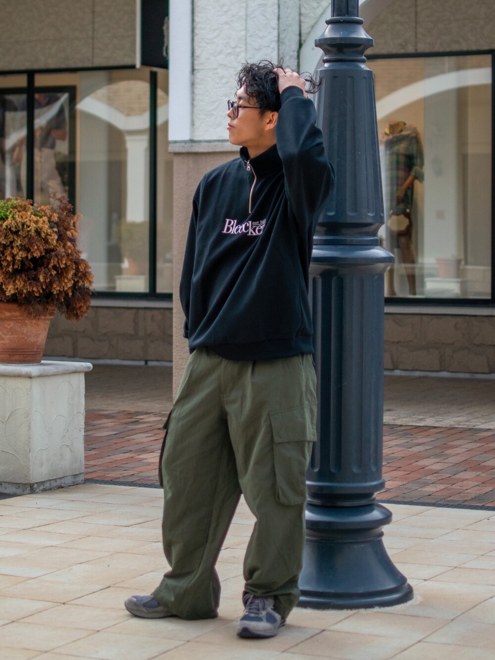 「秋服まるっと大公開、スポーツミックス、お出かけコーデ、シンプルコーデ、スウェット、ロゴスウェット、ハーフジップ、ワイドパンツ、カーゴパンツ、スニーカー、低身長、低身長コーデ、niko and ...、ニコアンド、メガネ男子」｜「NEW BALANCEのM2002R GTX（スニーカー、グレー系）」を使った、ぜっきーさん（メンズ・165cm）の秋コーディネートの3枚目の写真
