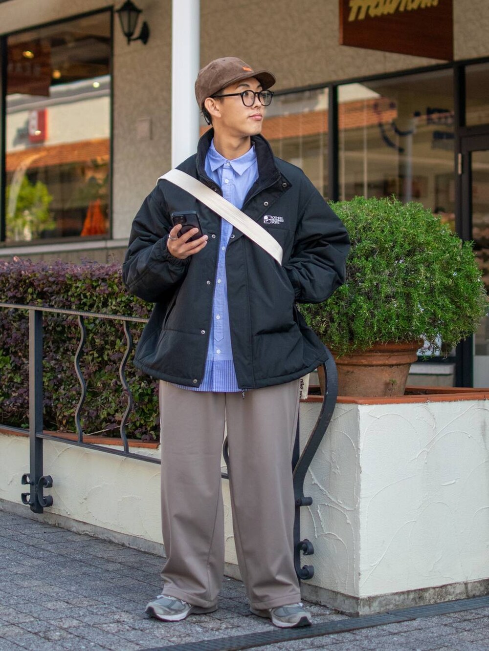 「低身長、低身長コーデ、niko and ...、ニコアンド、ファッションを楽しもう、WEARyouthコーデ、クリスマスに着たい服、アウター、冬アウター、ブルゾン、シャツ、ワイドパンツ、キャップ、ショルダーバッグ、メガネ」|「niko and...のオリジナルクラウンパントだて眼鏡&サングラス(メガネ、ブラック系)」を使った、ぜっきーさん(メンズ・165cm)の秋コーディネートの2枚目の写真