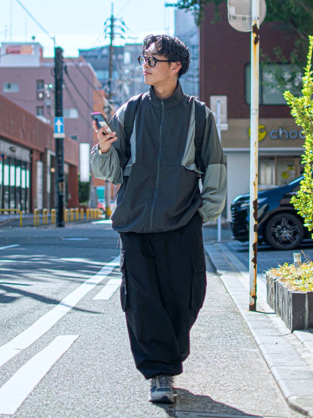 「低身長、低身長コーデ、niko and...、ニコアンド、ファッションを楽しもう、WEARyouthコーデ、ビッグシルエット、ナイロンジャケット、ブルゾン、ワイドパンツ、カーゴパンツ、スポーツミックス、お出かけコーデ、スニーカー、New Balance」｜「niko and...のブロッキングシャカブルゾン（ブルゾン、グレー系）」を使った、ぜっきーさん（メンズ・165cm）の秋コーディネートの2枚目の写真