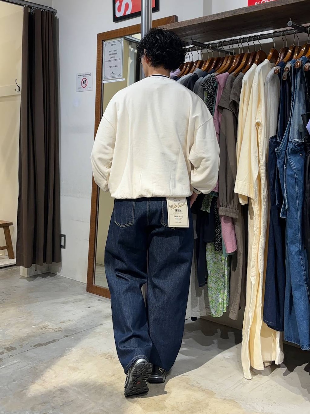 「低身長、体型カバー、ゆったり、niko and ...、スウェット、ワイドパンツ、デニムパンツ、NKJコーデ_niko and ...」｜「niko and...の【niko and ...JEANS 2025SS】ワイド5ポケットデニムパンツ（デニムパンツ、ブルー系）」を使った、ぜっきーさん（メンズ・165cm）の春コーディネートの3枚目の写真