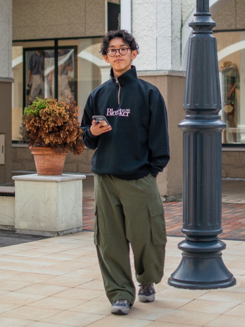 「秋服まるっと大公開、スポーツミックス、お出かけコーデ、シンプルコーデ、スウェット、ロゴスウェット、ハーフジップ、ワイドパンツ、カーゴパンツ、スニーカー、低身長、低身長コーデ、niko and ...、ニコアンド、メガネ男子」｜「NEW BALANCEのM2002R GTX（スニーカー、グレー系）」を使った、ぜっきーさん（メンズ・165cm）の秋コーディネートの2枚目の写真