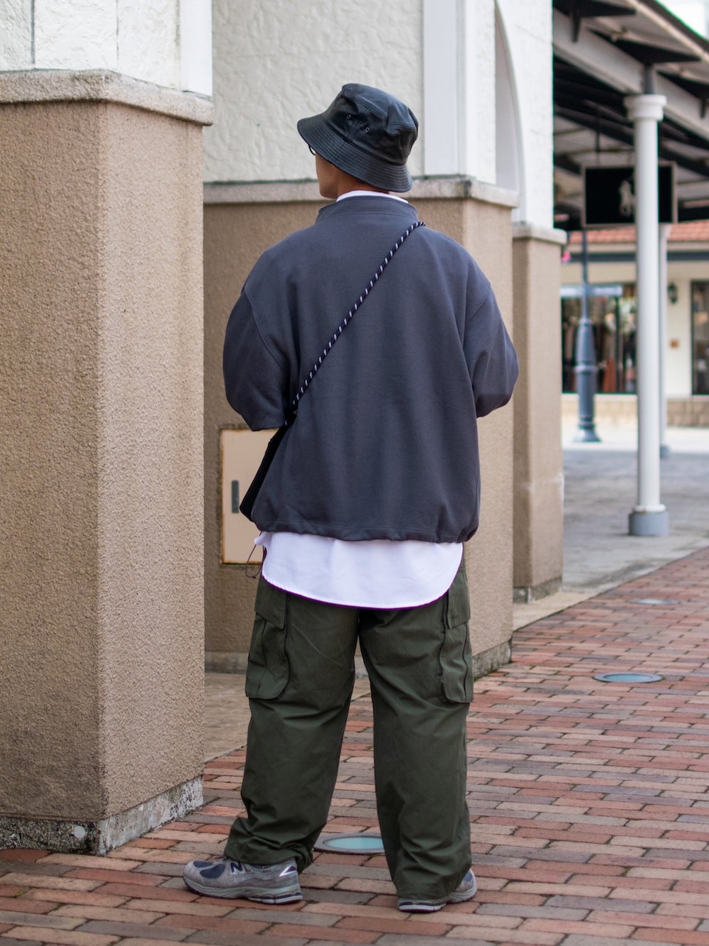 「秋服まるっと大公開、バケットハット、スウェット、ロゴスウェット、ワイドパンツ、カーゴパンツ、白シャツ、重ね着、重ね着ベストシーズン、ショルダーバッグ、スニーカー、niko and ...、ニコアンド、低身長、低身長コーデ」|「niko and...のビンテージ風ロゴドロストプルオーバー(スウェット、グレー系)」を使った、ぜっきーさん(メンズ・165cm)の秋コーディネートの4枚目の写真