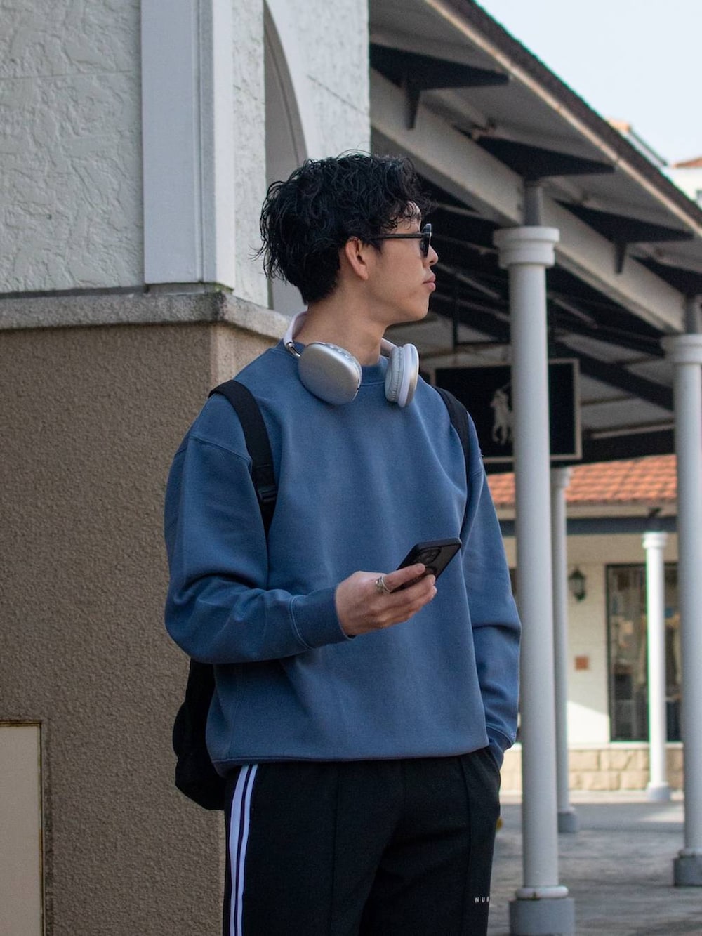 「低身長、低身長コーデ、NUMERALS、niko and ...、ニコアンド、スウェット、ワイドパンツ、トラックパンツ、春コーデ、春服みてみて、スポーツミックス、お出かけコーデ、スニーカー、ナップサック、シンプルコーデ」｜「niko and...のオリジナルWポケットナップサック（バックパック/リュック、ブラック系）」を使った、ぜっきーさん（メンズ・165cm）の春コーディネートの4枚目の写真
