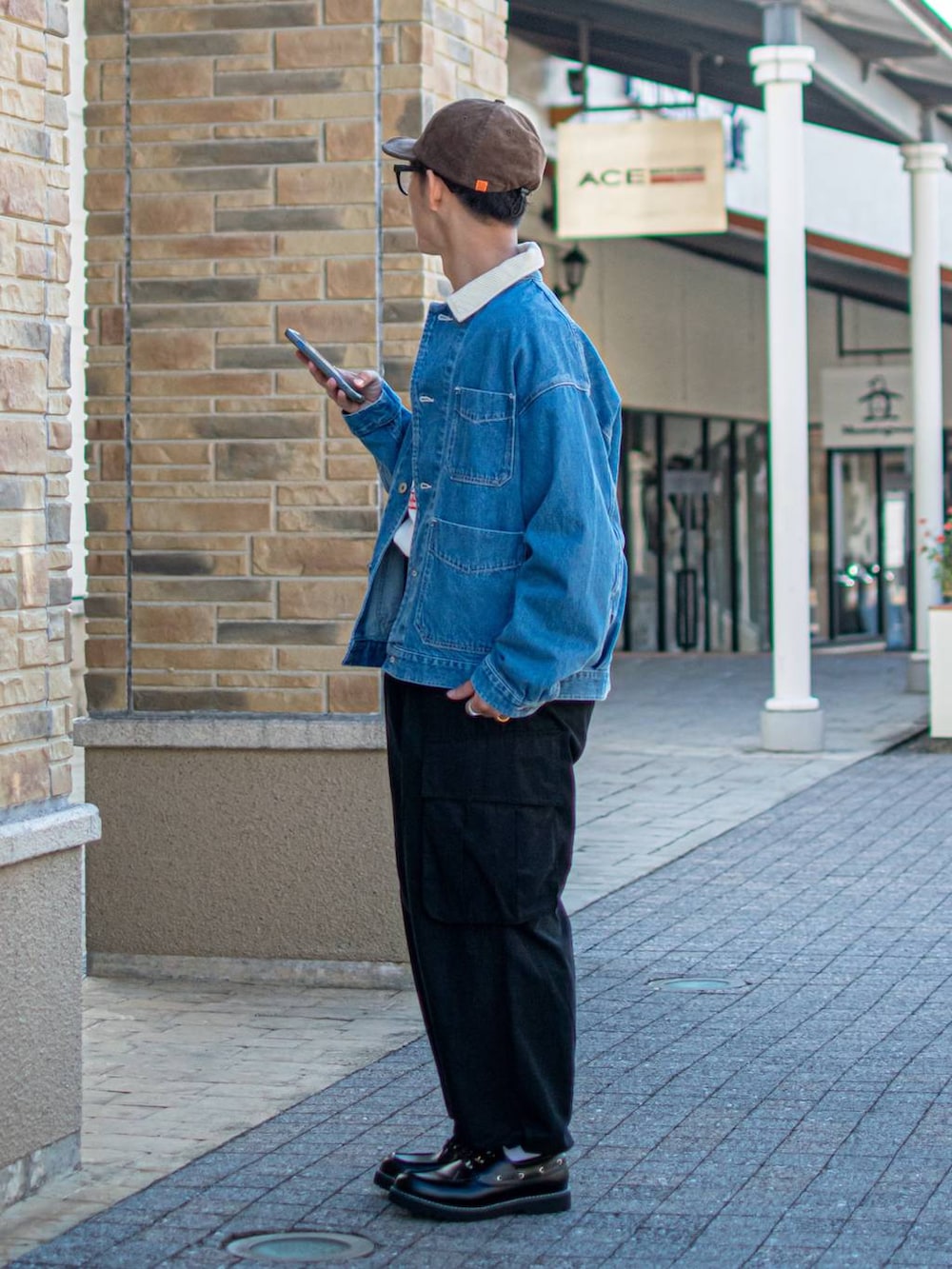 「低身長、低身長コーデ、niko and...、ニコアンド、重ね着ベストシーズン、WEARyouthコーデ、デニム、カバーオール、ロンT、ワイドパンツ、カーゴパンツ、キャップ」｜「niko and...の［niko and ...JEANS 2023AW］デニムショートカバーオール（カバーオール、ブルー系）」を使った、ぜっきーさん（メンズ・165cm）の秋コーディネートの3枚目の写真