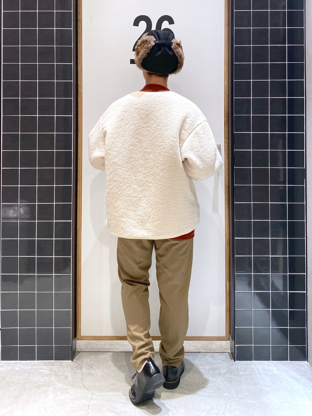 「テーパードパンツ、カーディガン、ボア、スラックス、オレンジ、革靴、ハイネックニット、きれいめカジュアル、ボアジャケット、ニコアンド、低身長コーデ、niko and ...、フライトキャップ、ニコアンド(niko and...)、モックネック」|「niko and...のリバーシブルボアZIPカーディガン(ブルゾン、ホワイト系)」を使った、ぜっきーさん(メンズ・165cm)の秋コーディネートの4枚目の写真