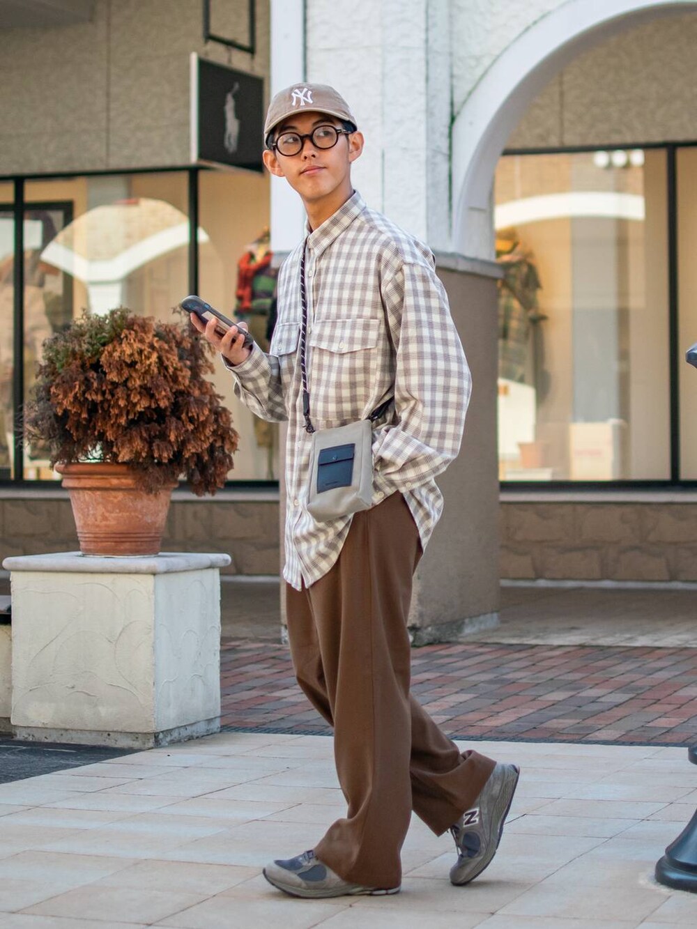 「低身長、低身長コーデ、niko and...、ニコアンド、ファッションを楽しもう、WEARyouthコーデ、シャツ、チェックシャツ、ワイドパンツ、スラックス、キャップ、ショルダーバッグ、ビッグシルエット、ブラウン、きれいめカジュアル」｜「niko and...のパラコードミニショルダー（ショルダーバッグ、グレー系）」を使った、ぜっきーさん（メンズ・165cm）の秋コーディネートの2枚目の写真