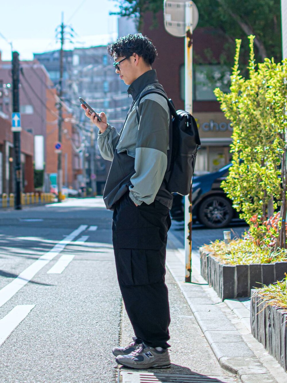 「低身長、低身長コーデ、niko and...、ニコアンド、ファッションを楽しもう、WEARyouthコーデ、ビッグシルエット、ナイロンジャケット、ブルゾン、ワイドパンツ、カーゴパンツ、スポーツミックス、お出かけコーデ、スニーカー、New Balance」｜「niko and...のブロッキングシャカブルゾン（ブルゾン、グレー系）」を使った、ぜっきーさん（メンズ・165cm）の秋コーディネートの3枚目の写真