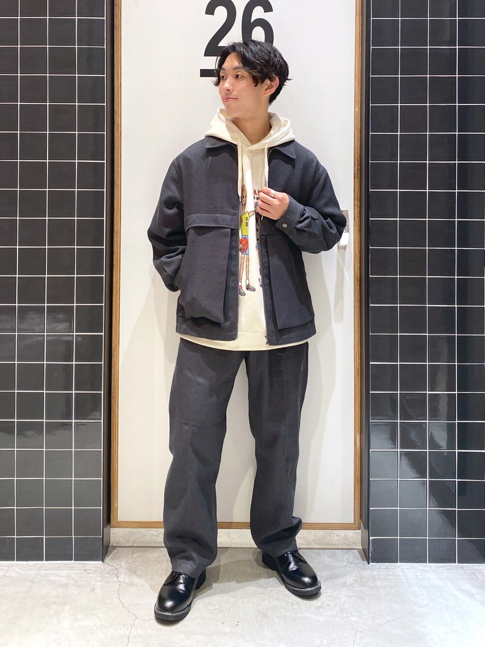 「ブルゾン、セットアップ、パーカー、オーバーサイズ、ワイドパンツ、革靴、きれいめカジュアル、クライミングパンツ、ドリズラージャケット、ニコアンド、低身長コーデ、白パーカー、niko and ...、デザイントップス、秋コーデ」|「niko and...のスマートテックショートブルゾン(その他アウター、グレー系)」を使った、ぜっきーさん(メンズ・165cm)の秋コーディネートの2枚目の写真