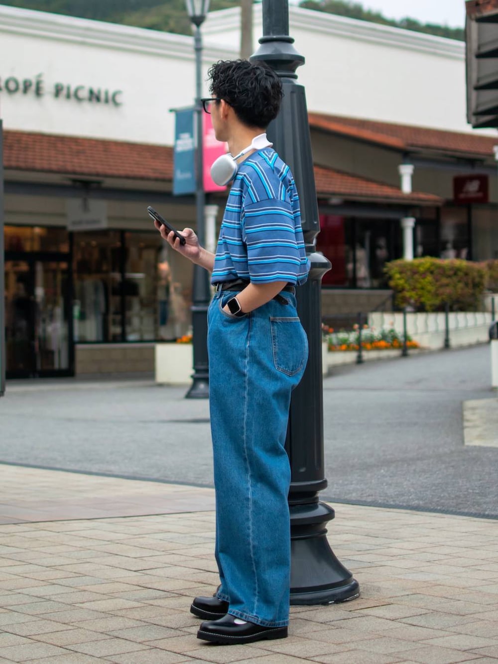 ブルー系のデニムパンツ、ブルー系のTシャツ/カットソー、ブラック系のその他シューズを着用したメンズの春コーディネートの3枚目の写真