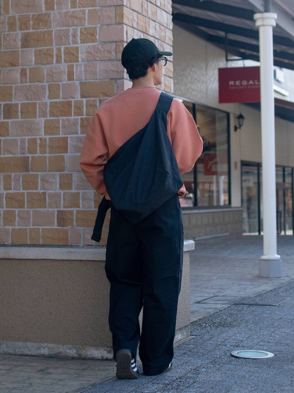 「低身長、体型カバー、ゆったり、niko and ...、ロンT、ワイドパンツ、ショルダーバッグ、キャップ」｜「niko and...のラージナイロンショルダーバッグ（ショルダーバッグ、ブラック系）」を使った、ぜっきーさん（メンズ・165cm）の冬コーディネートの4枚目の写真