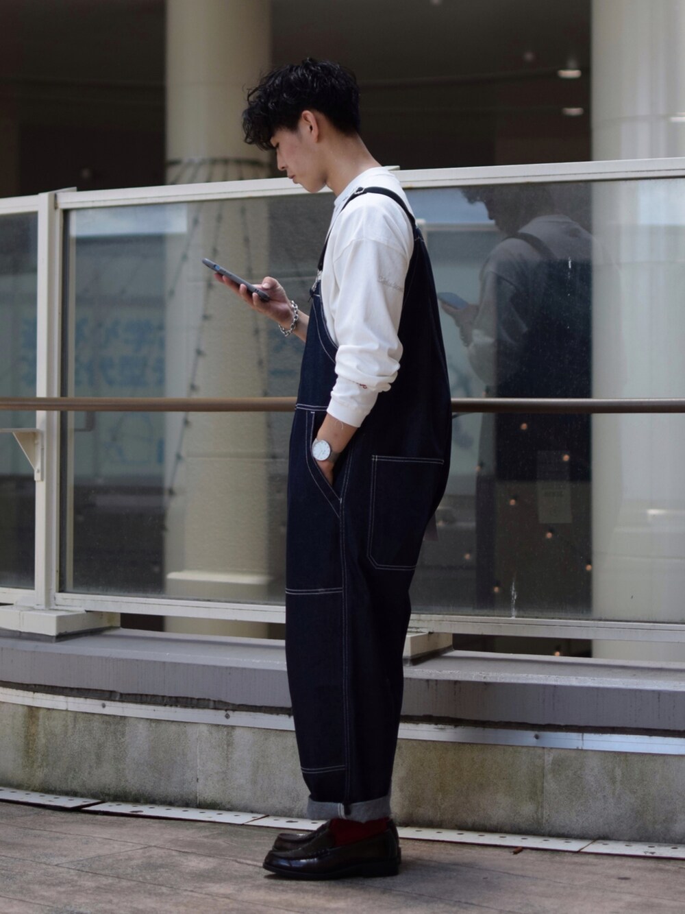 「niko and ...、ニコアンド、白Tシャツ、ロンT、ロゴT、デニム、オーバーオール、デニムコーデ、デニムオーバーオール、ビッグシルエット、ローファー、革靴、大人カジュアル、秋服準備はじめました、低身長コーデ」｜「niko and...の[niko and ...JEANS 2022AW]総刺繍ロングTシャツ（Tシャツ/カットソー、ホワイト系）」を使った、ぜっきーさん（メンズ・165cm）の夏コーディネートの3枚目の写真