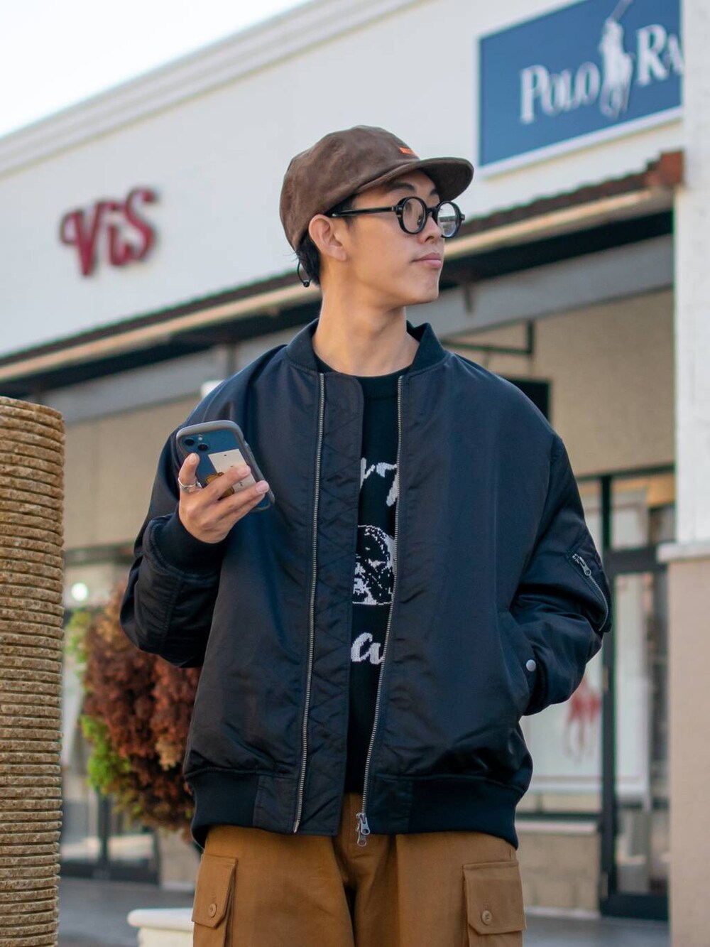 「低身長、低身長コーデ、niko and...、ニコアンド、WEARyouthコーデ、ファッションを楽しもう、キャップ、MA-1、ブルゾン、ニット、ワイドパンツ、カーゴパンツ、ビッグシルエット、デッキシューズ、ブラウン」｜「niko and...のフェイクレザーデッキシューズ（その他シューズ、ブラウン系）」を使った、ぜっきーさん（メンズ・165cm）の秋コーディネートの6枚目の写真