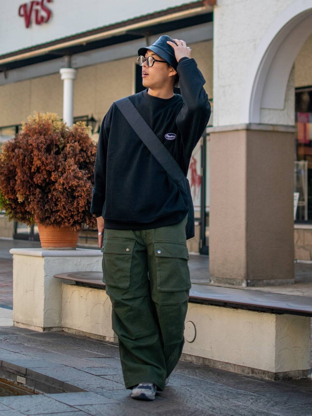 「niko and...、ニコアンド、低身長、低身長コーデ、ファッションを楽しもう、WEARyouthコーデ、ビッグシルエット、スウェット、ロゴスウェット、ワイドパンツ、カーゴパンツ、ショルダーバッグ、バケットハット、秋コーデ、スニーカー」｜「niko and...のラージナイロンショルダーバッグ（ショルダーバッグ、ブラック系）」を使った、ぜっきーさん（メンズ・165cm）の秋コーディネートの2枚目の写真