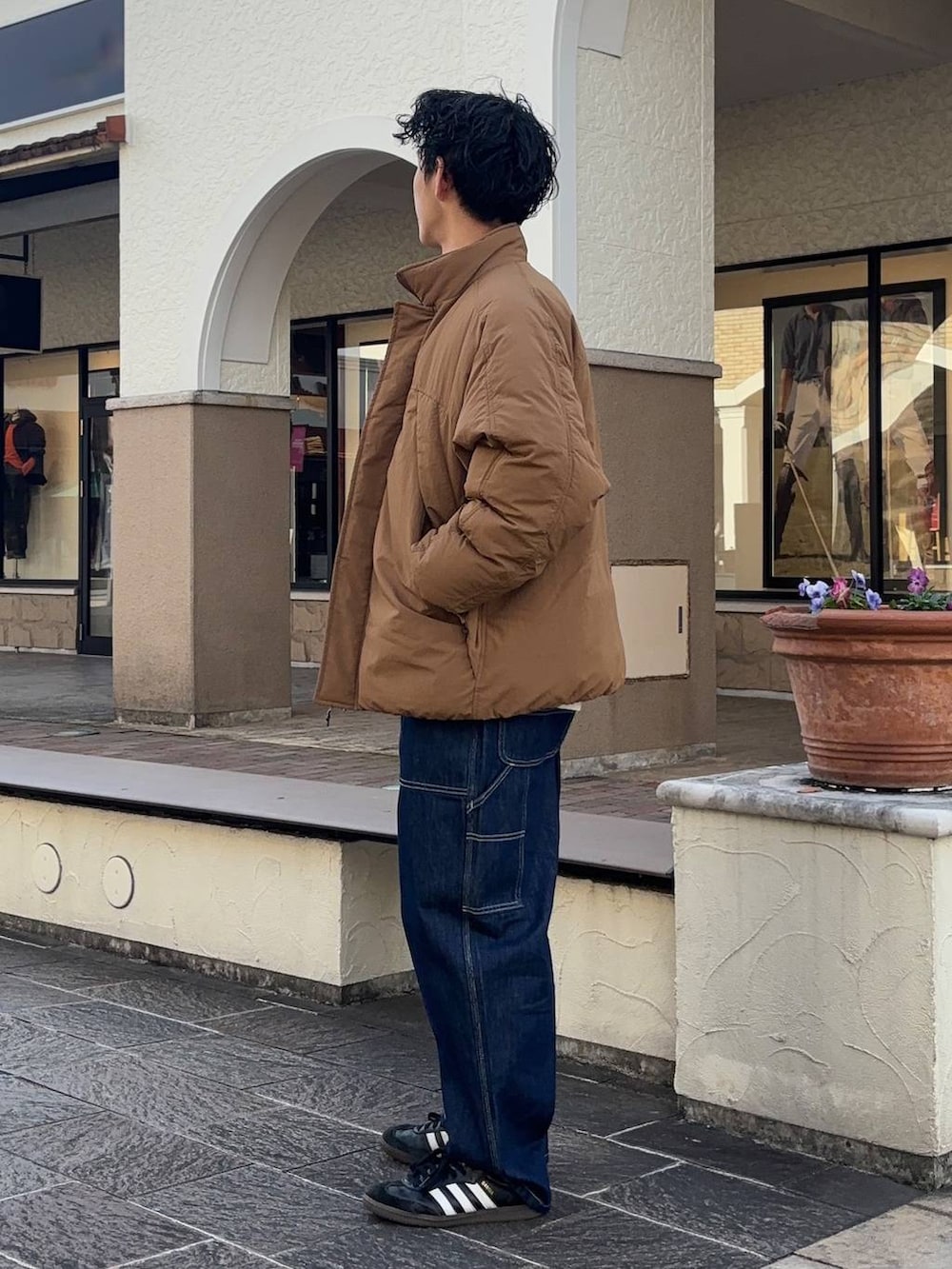 「真冬のあったかスタイル、低身長、低身長コーデ、niko and ...、ニコアンド、デニム、デニムパンツ、ワイドパンツ、ダウンジャケット、お出かけコーデ、スウェット、冬コーデ」｜「niko and...の中綿スタンドミリタリーブルゾン（ブルゾン、イエロー系）」を使った、ぜっきーさん（メンズ・165cm）の冬コーディネートの3枚目の写真