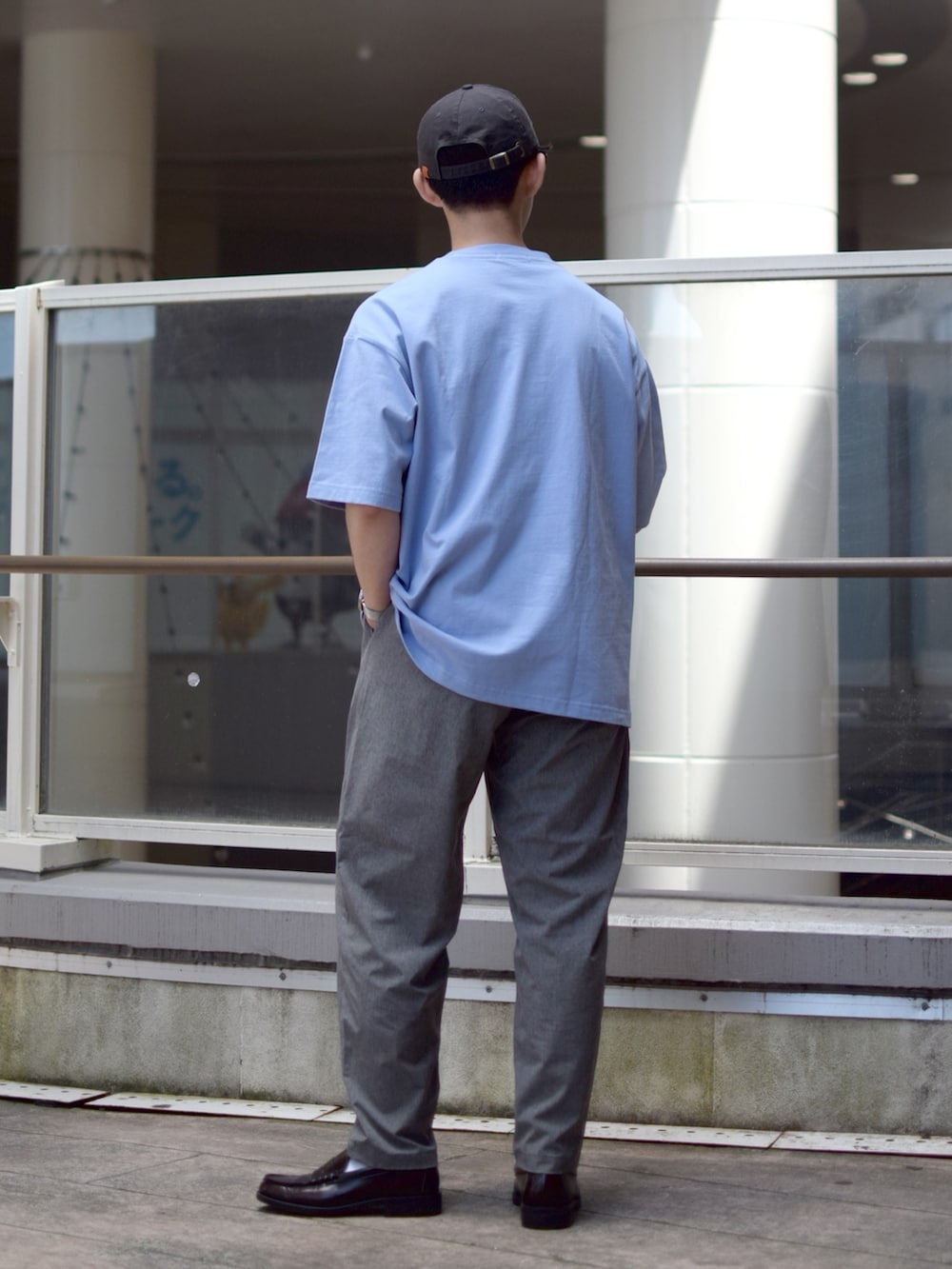 「niko and ...、ニコアンド、ビッグT、水色、ワイドパンツ、テーパードパンツ、革靴、ローファー、グレーパンツ、グレー、キャップ、universaloverall、きれいめカジュアル、低身長コーデ、シンプルコーデ」｜「UNIVERSAL OVERALLの【UNIVERSAL OVERALL】別注ウォッシュドコットンローキャップ（キャップ、グレー系）」を使った、ぜっきーさん（メンズ・165cm）の春コーディネートの5枚目の写真