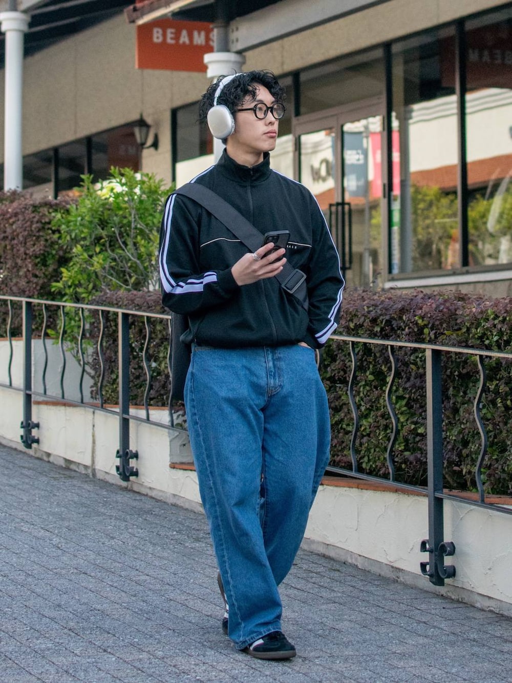 「低身長、低身長コーデ、niko and ...、ニコアンド、NUMERALS、トラックジャケット、ワイドパンツ、デニム、ワイドデニム、スニーカー、ショルダーバッグ、春コーデ、スポーツミックス、春服みてみて、お出かけコーデ」｜「niko and...のラージナイロンショルダーバッグ（ショルダーバッグ、ブラック系）」を使った、ぜっきーさん（メンズ・165cm）の冬コーディネートの2枚目の写真