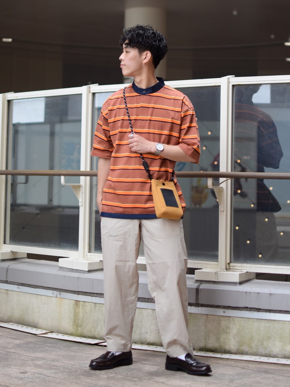 「niko and ...、ニコアンド、ボーダー、ボーダーTシャツ、ボーダートップス、ラガーシャツ、オレンジ、ワイドパンツ、ワークパンツ、ベージュパンツ、ショルダーバッグ、革靴、ローファー、きれいめカジュアル、低身長コーデ」｜「niko and...のマルチボーダーラガーTシャツ（Tシャツ/カットソー、ブラウン系）」を使った、ぜっきーさん（メンズ・165cm）の夏コーディネートの2枚目の写真