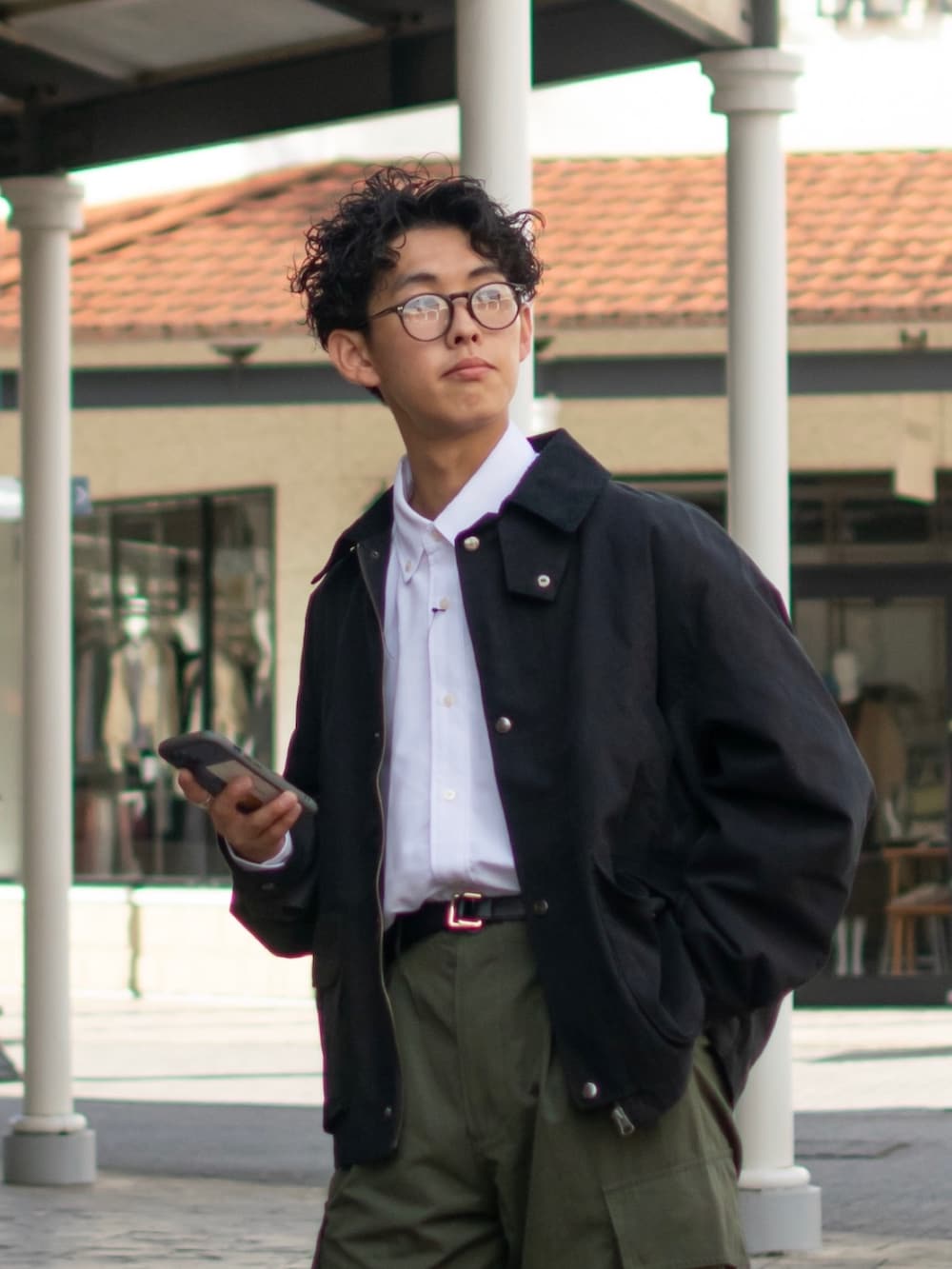 「秋服まるっと大公開、秋コーデ、カーゴパンツ、ワイドパンツ、メガネ男子、秋のコーデ、きれいめカジュアル、ハンティングジャケット、ブルゾン、白シャツ、タックイン、デッキシューズ、niko and ...、低身長、低身長コーデ」｜「niko and...のジョイントハンティングブルゾン（ブルゾン、ブラック系）」を使った、ぜっきーさん（メンズ・165cm）の秋コーディネートの4枚目の写真