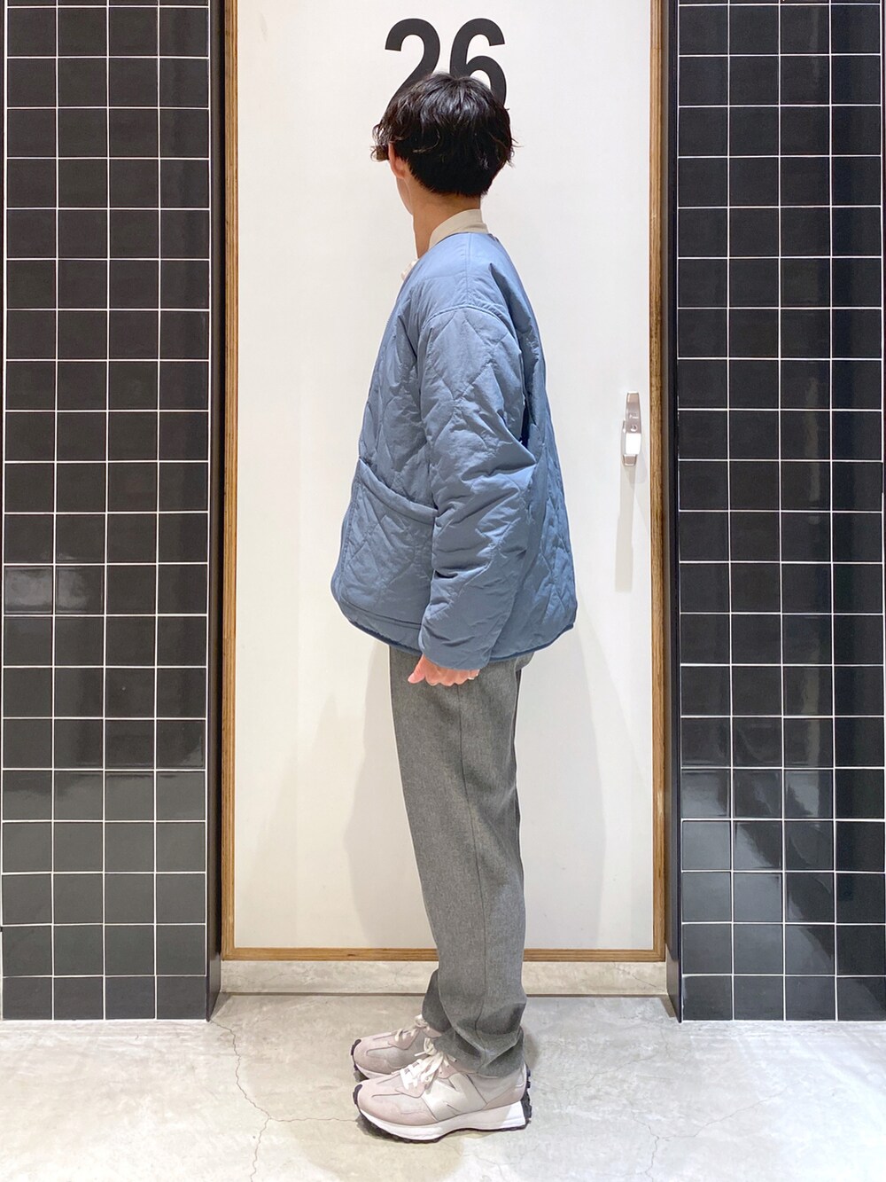 「白シャツ、New Balance、ボア、スラックス、ワイドパンツ、水色、タックイン、厚底シューズ、ボアジャケット、ニコアンド、ノーカラーシャツ、グレーパンツ、低身長コーデ、niko and ...、バンドカラーシャツ」|「niko and...のリバーシブルボアZIPカーディガン(ブルゾン、ブルー系)」を使った、ぜっきーさん(メンズ・165cm)の秋コーディネートの3枚目の写真