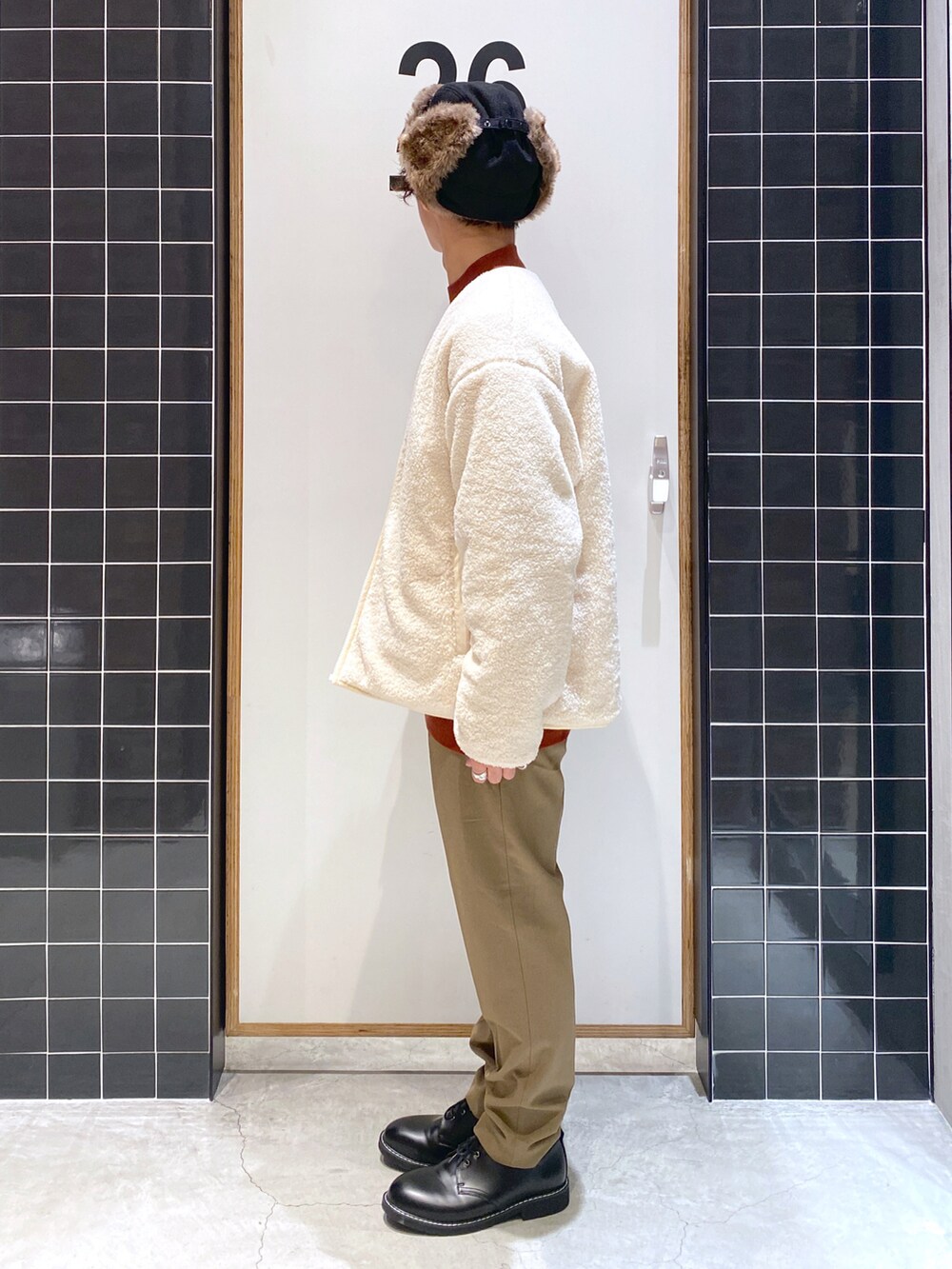 「テーパードパンツ、カーディガン、ボア、スラックス、オレンジ、革靴、ハイネックニット、きれいめカジュアル、ボアジャケット、ニコアンド、低身長コーデ、niko and ...、フライトキャップ、ニコアンド(niko and...)、モックネック」|「niko and...のリバーシブルボアZIPカーディガン(ブルゾン、ホワイト系)」を使った、ぜっきーさん(メンズ・165cm)の秋コーディネートの3枚目の写真