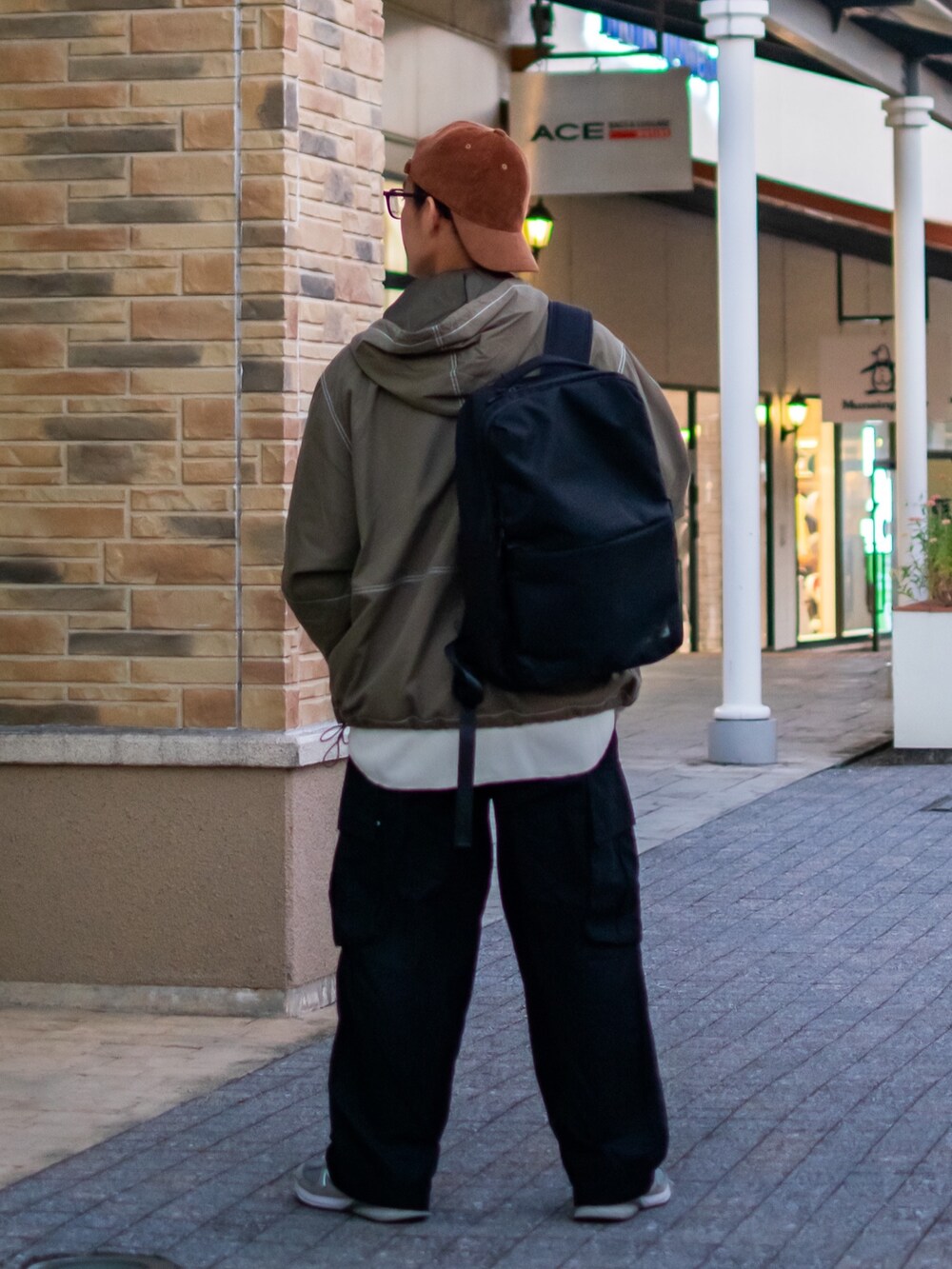 「秋服まるっと大公開、お出かけコーデ、アウトドアスタイル、コーデュロイ、キャップ、アノラックパーカー、ワッフル、ロンT、カーゴパンツ、ワイドパンツ、niko and ...、ニコアンド、低身長、低身長コーデ、重ね着ベストシーズン」|「niko and...のオリジナルアソートキャップ(キャップ、ブラウン系)」を使った、ぜっきーさん(メンズ・165cm)の秋コーディネートの4枚目の写真