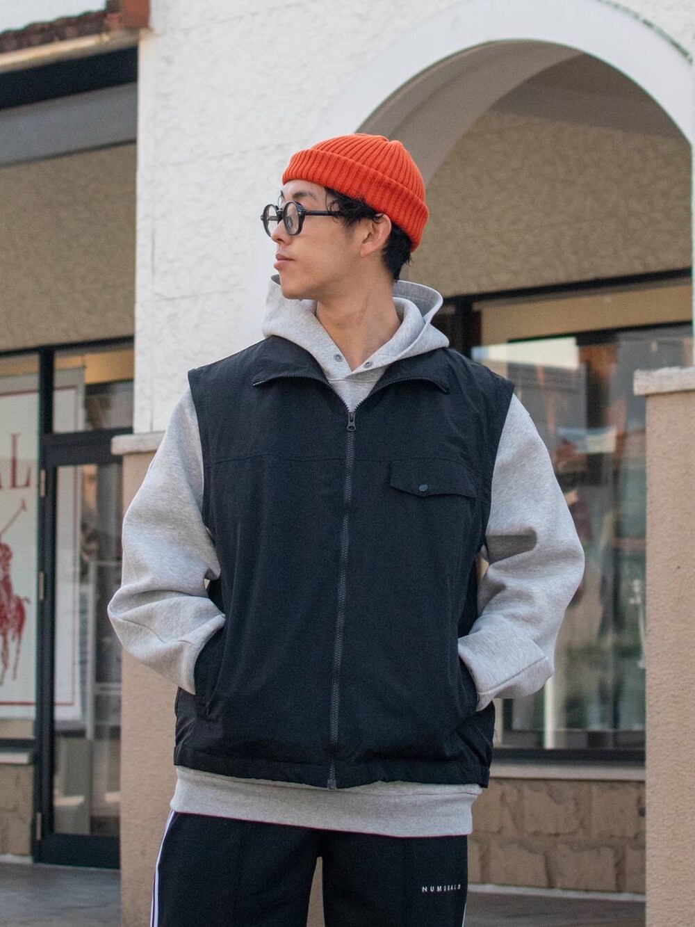 「低身長、低身長コーデ、niko and ...、ニコアンド、NUMERALS、パーカー、ベスト、ワイドパンツ、トラックパンツ、ニット帽、スニーカー、モノトーン、春アウター、春コーデ、春服みてみて」｜「niko and...のオリジナルニットワッチ（ニットキャップ/ビーニー、オレンジ系）」を使った、ぜっきーさん（メンズ・165cm）の春コーディネートの5枚目の写真