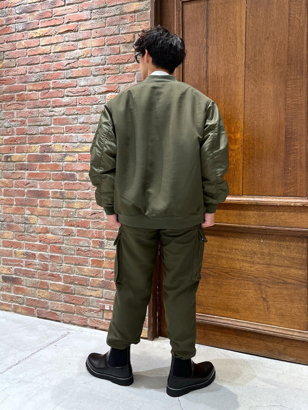 「niko and ...、ニコアンド、セットアップ、カーキアウター、MA-1、ブルゾン、タックイン、ワイドパンツ、カーゴパンツ、カーキパンツ、テーパードパンツ、サイドゴアブーツ、革靴、秋冬コーデ、ビッグシルエット」｜「niko and...の異素材ドッキングMA-1（MA-1、グリーン系）」を使った、ぜっきーさん（メンズ・165cm）の秋コーディネートの3枚目の写真