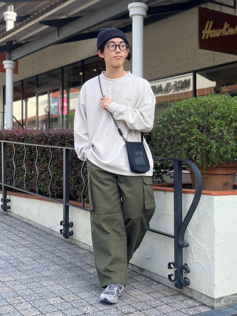「低身長、低身長コーデ、niko and...、ニコアンド、ファッションを楽しもう、WEARyouthコーデ、スエード、ワイドパンツ、カーゴパンツ、ショルダーバッグ、ニット帽、ビッグシルエット、ストリート、秋コーデ、アースカラー」｜「niko and...のパラコードミニショルダー（ショルダーバッグ、ブラック系）」を使った、ぜっきーさん（メンズ・165cm）の秋コーディネートの2枚目の写真