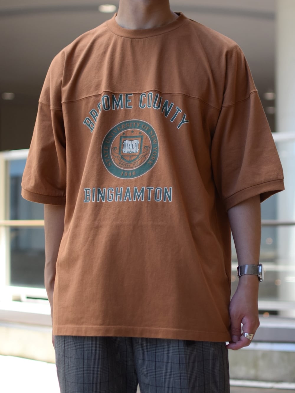 「niko and ...、ニコアンド、ビッグT、ロゴT、フットボールTシャツ、オレンジ、ワイドパンツ、チェックパンツ、テーパードパンツ、ローファー、革靴、ロールキャップ、キャップ、夏コーデ、低身長コーデ」｜「niko and...のフロント切り替えフットボールTシャツ（Tシャツ/カットソー、イエロー系）」を使った、ぜっきーさん（メンズ・165cm）の夏コーディネートの5枚目の写真