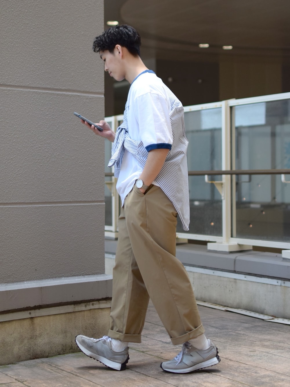 「niko and ...、ニコアンド、SCREEN STARS、リンガーTシャツ、白Tシャツ、ロゴT、肩掛け、ストライプシャツ、ワイドパンツ、ベージュパンツ、厚底シューズ、New Balance、きれいめカジュアル、春夏コーデ、低身長コーデ」｜「SCREEN STARSの【SCREEN STARS(スクリーンスターズ)】別注リンガーTシャツ（Tシャツ/カットソー、ブルー系）」を使った、ぜっきーさん（メンズ・165cm）の春コーディネートの3枚目の写真
