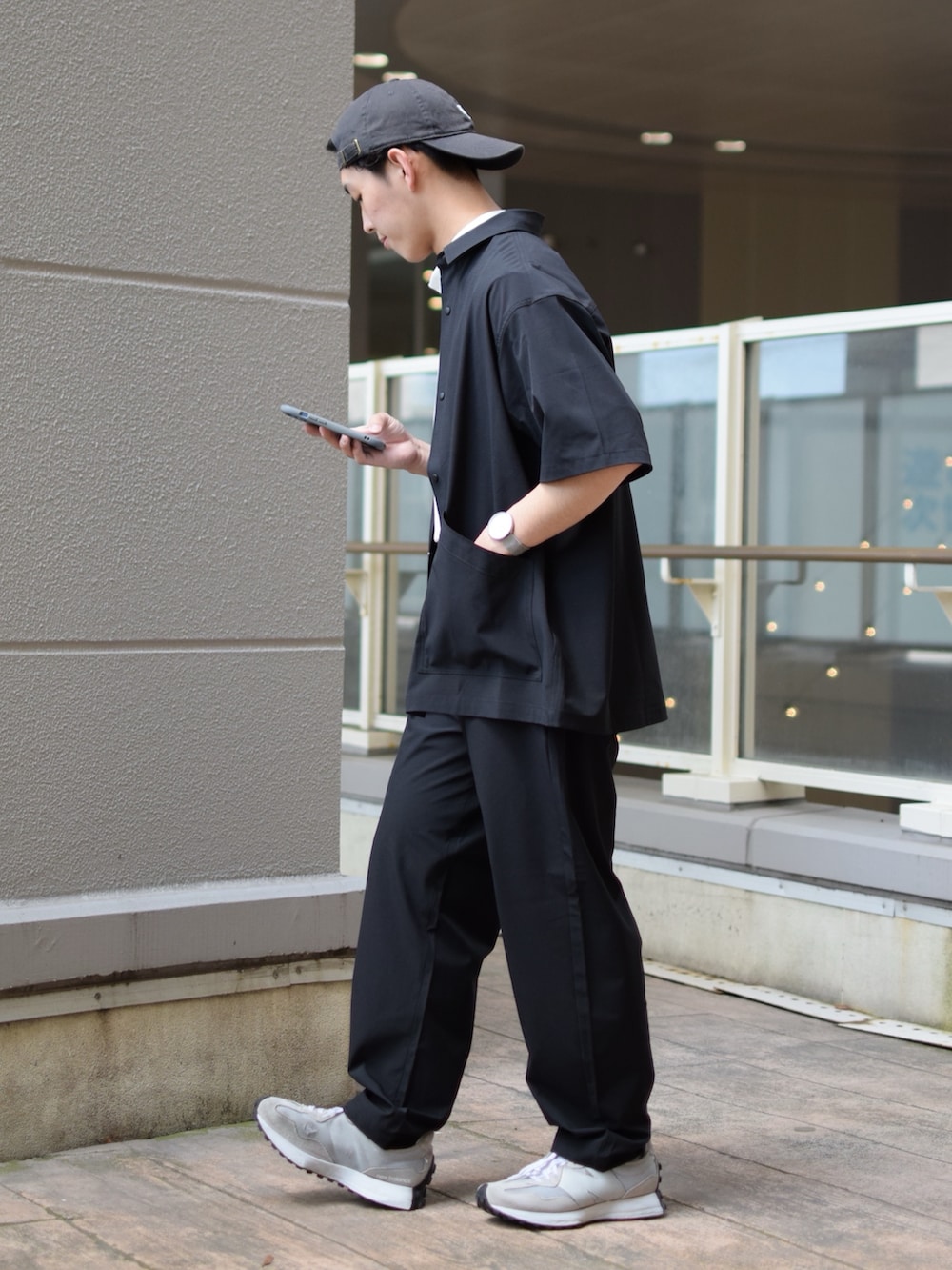 「niko and ...、ニコアンド、セットアップ、キャップ、タックイン、シャツ、半袖シャツ、ハイネック、スラックス、ワイドパンツ、黒ワイドパンツ、厚底シューズ、New Balance、きれいめカジュアル、低身長コーデ」｜「NEW BALANCEの【New Balance(ニューバランス)】MS327（スニーカー、グレー系）」を使った、ぜっきーさん（メンズ・165cm）の春コーディネートの4枚目の写真