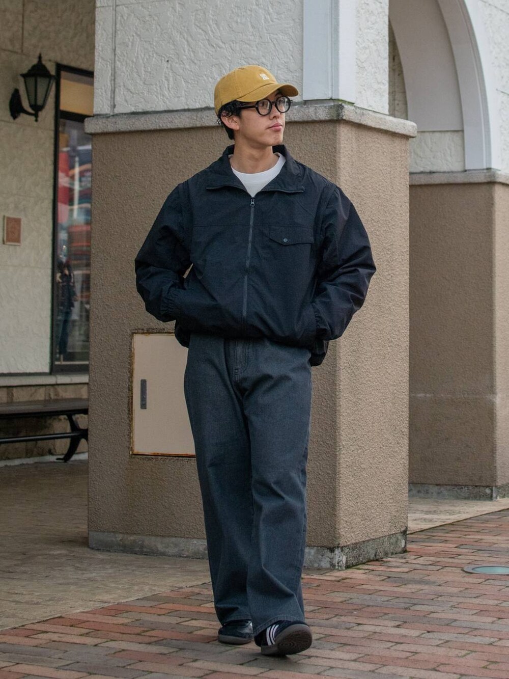 「低身長、低身長コーデ、ニコアンド、niko and ...、ブルゾン、ワイドパンツ、デニムパンツ、ワイドデニム、ブラックデニム、キャップ、スニーカー、春コーデ、春服みてみて、春アウター、大人カジュアル」｜「niko and...の[niko and ...JEANS 2024SS]5ポケットワイドデニムパンツ（デニムパンツ、ブラック系）」を使った、ぜっきーさん（メンズ・165cm）の春コーディネートの2枚目の写真