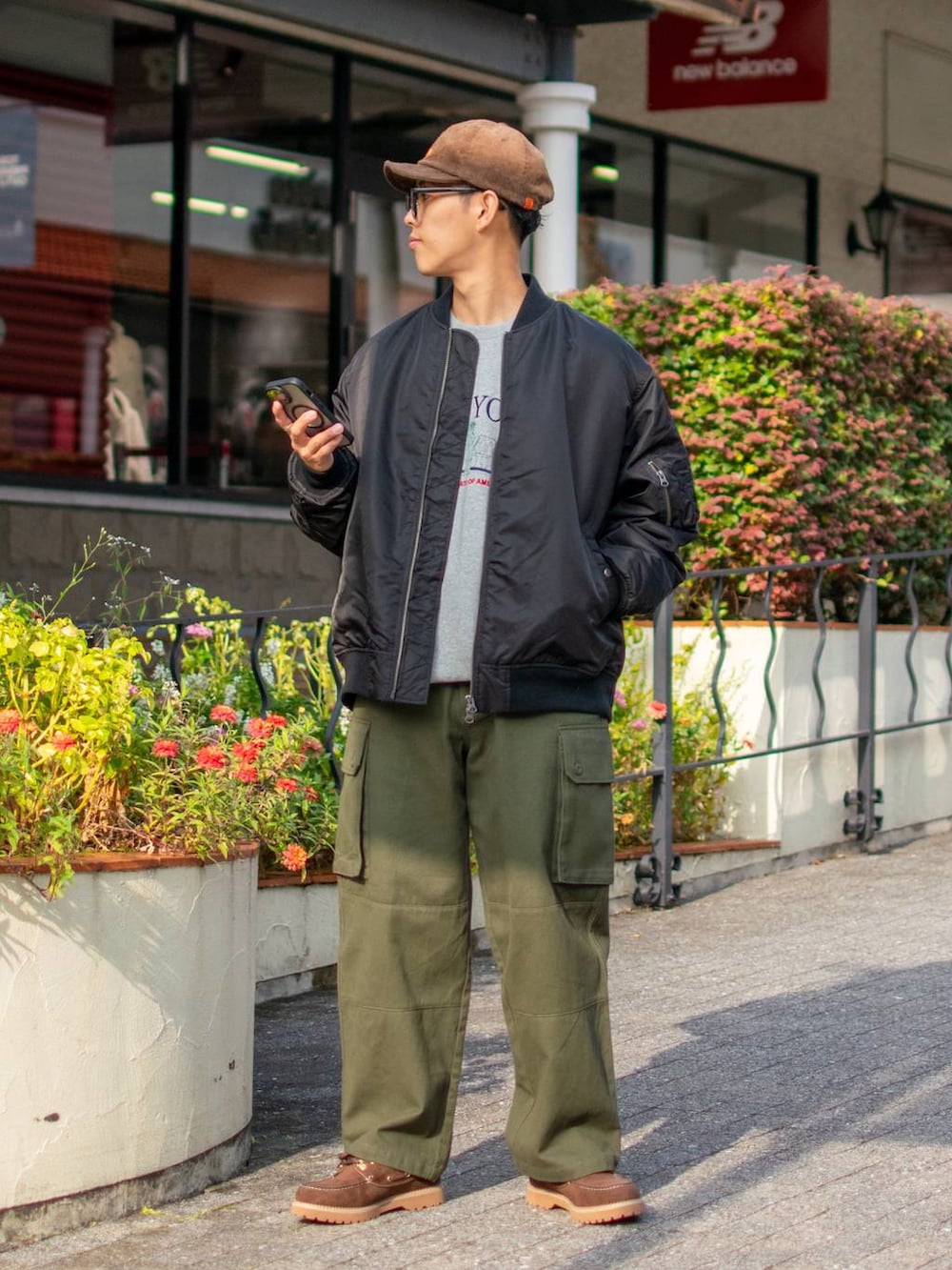 「低身長、低身長コーデ、niko and...、ニコアンド、ファッションを楽しもう、WEARyouthコーデ、冬コーデ、冬アウター、MA-1、ブルゾン、スウェット、ワイドパンツ、カーゴパンツ、キャップ、秋冬コーデ」|「niko and...のフェイクレザーデッキシューズ(その他シューズ、ブラウン系)」を使った、ぜっきーさん(メンズ・165cm)の秋コーディネートの2枚目の写真