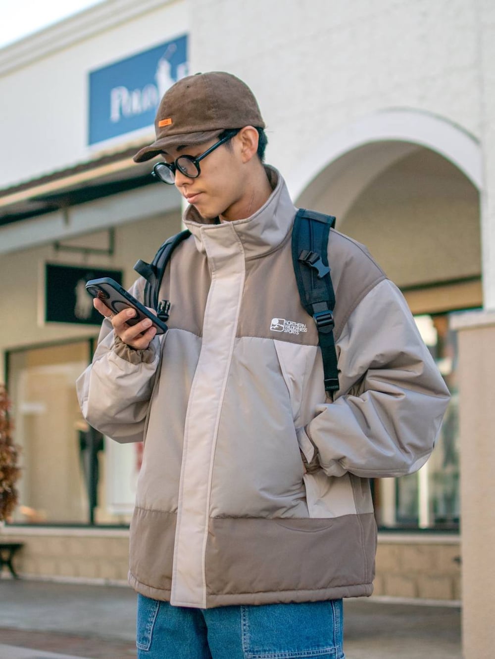「低身長、低身長コーデ、niko and ...、ニコアンド、新星WEARISTAにエントリー、WEARyouthコーデ、ブルゾン、お出かけコーデ、冬アウター、冬コーデ、ワイドパンツ、デニム、デニムパンツ、キャップ、リュック」｜「niko and...のデニムペインターパンツ［niko and ...JEANS 2023AW］（デニムパンツ、ブルー系）」を使った、ぜっきーさん（メンズ・165cm）の冬コーディネートの5枚目の写真