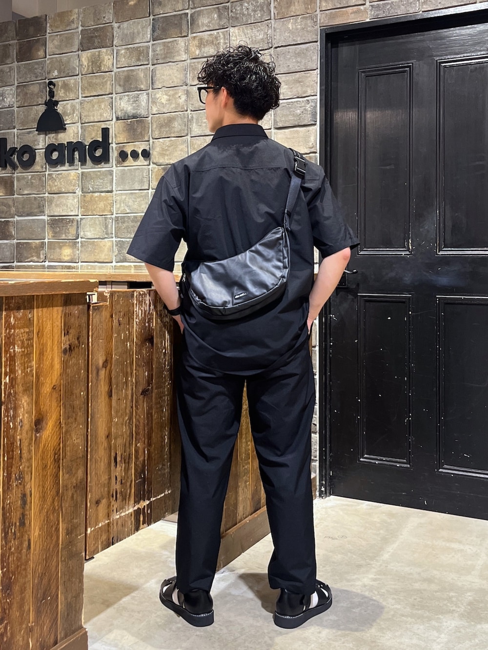 「このスタイルがお気に入り、低身長、低身長コーデ、低身長男子、NUMERALS、niko and ...、シンプルコーデ、黒シャツ、ワイドパンツ、グルカサンダル、ビッグシルエット、セットアップ、きれいめカジュアル、タックイン、レザーバッグ」｜「niko and...の[セットアップ対応]リリースドライショートスリーブシャツ（シャツ/ブラウス、ブラック系）」を使った、ぜっきーさん（メンズ・165cm）の夏コーディネートの3枚目の写真