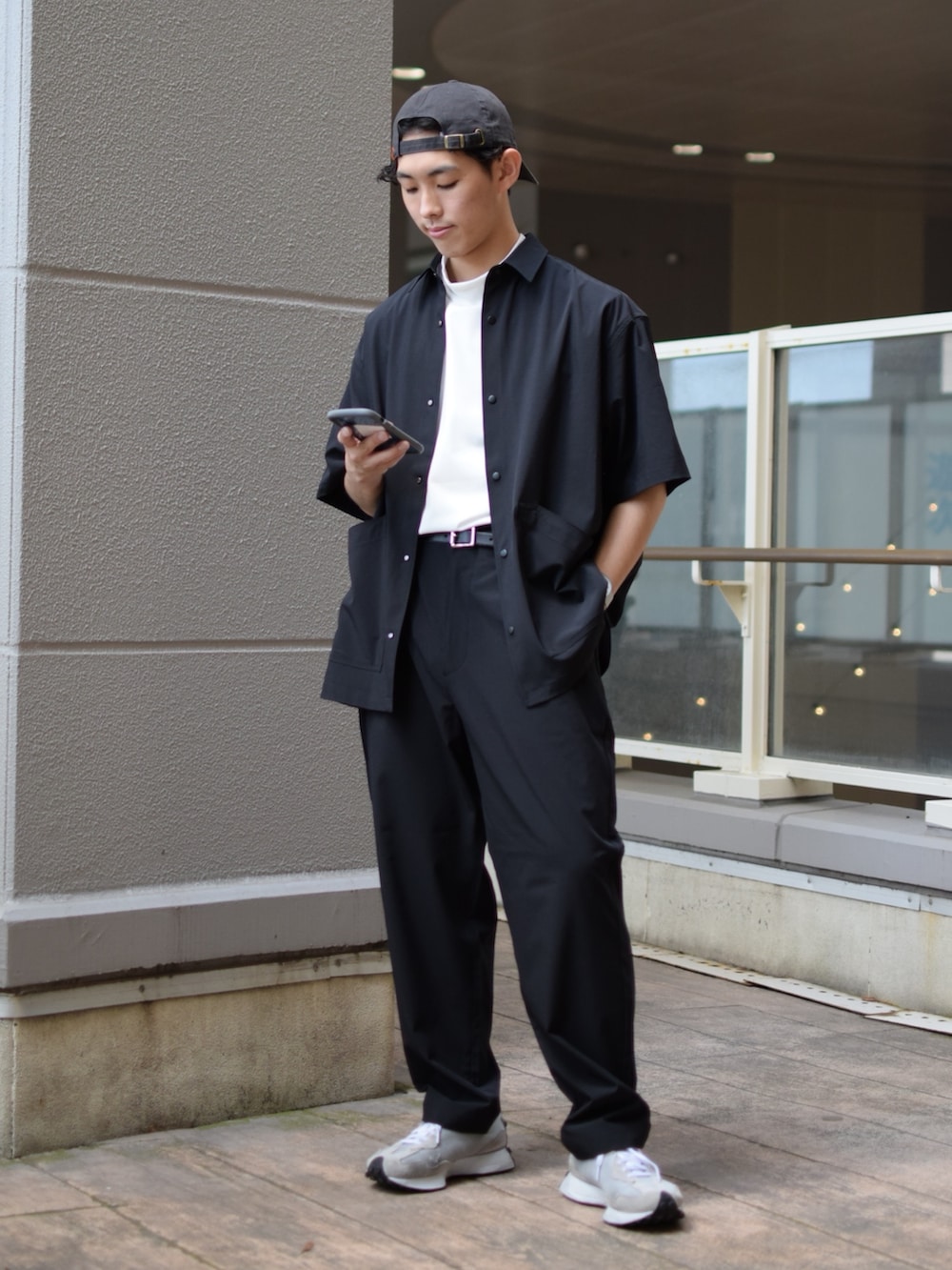 「niko and ...、ニコアンド、セットアップ、キャップ、タックイン、シャツ、半袖シャツ、ハイネック、スラックス、ワイドパンツ、黒ワイドパンツ、厚底シューズ、New Balance、きれいめカジュアル、低身長コーデ」｜「NEW BALANCEの【New Balance(ニューバランス)】MS327（スニーカー、グレー系）」を使った、ぜっきーさん（メンズ・165cm）の春コーディネートの3枚目の写真
