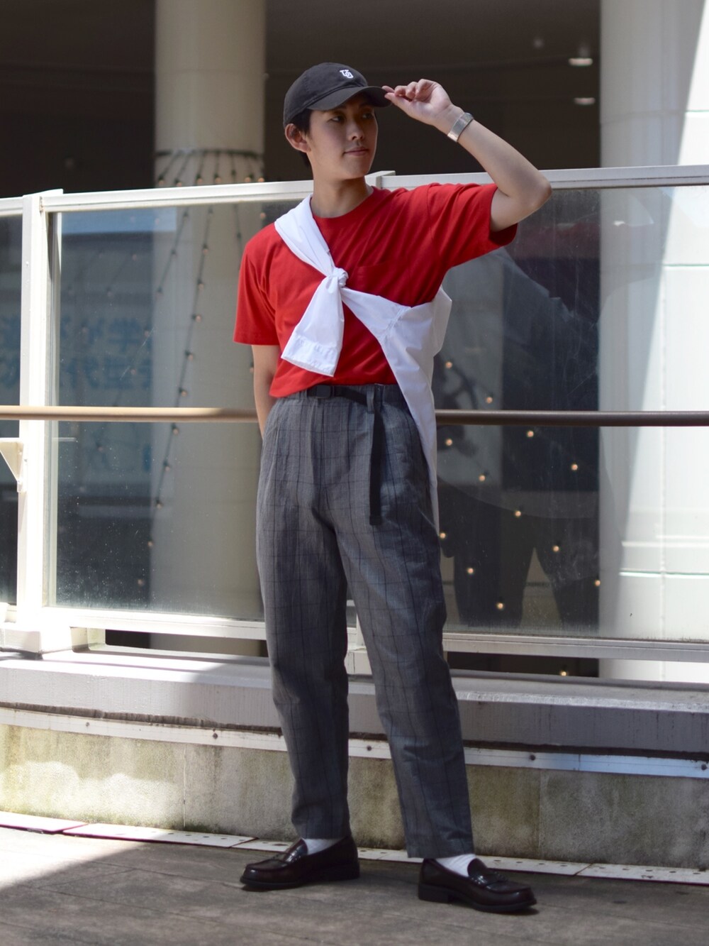 「niko and ...、ニコアンド、Hanes、夏だ!Tシャツ着よう!、Tシャツ、赤、肩掛け、ワイドパンツ、テーパードパンツ、チェックパンツ、ローファー、革靴、キャップ、夏コーデ、低身長コーデ」|「UNIVERSAL OVERALLの【UNIVERSAL OVERALL】別注ウォッシュドコットンローキャップ(キャップ、グレー系)」を使った、ぜっきーさん(メンズ・165cm)の夏コーディネートの3枚目の写真