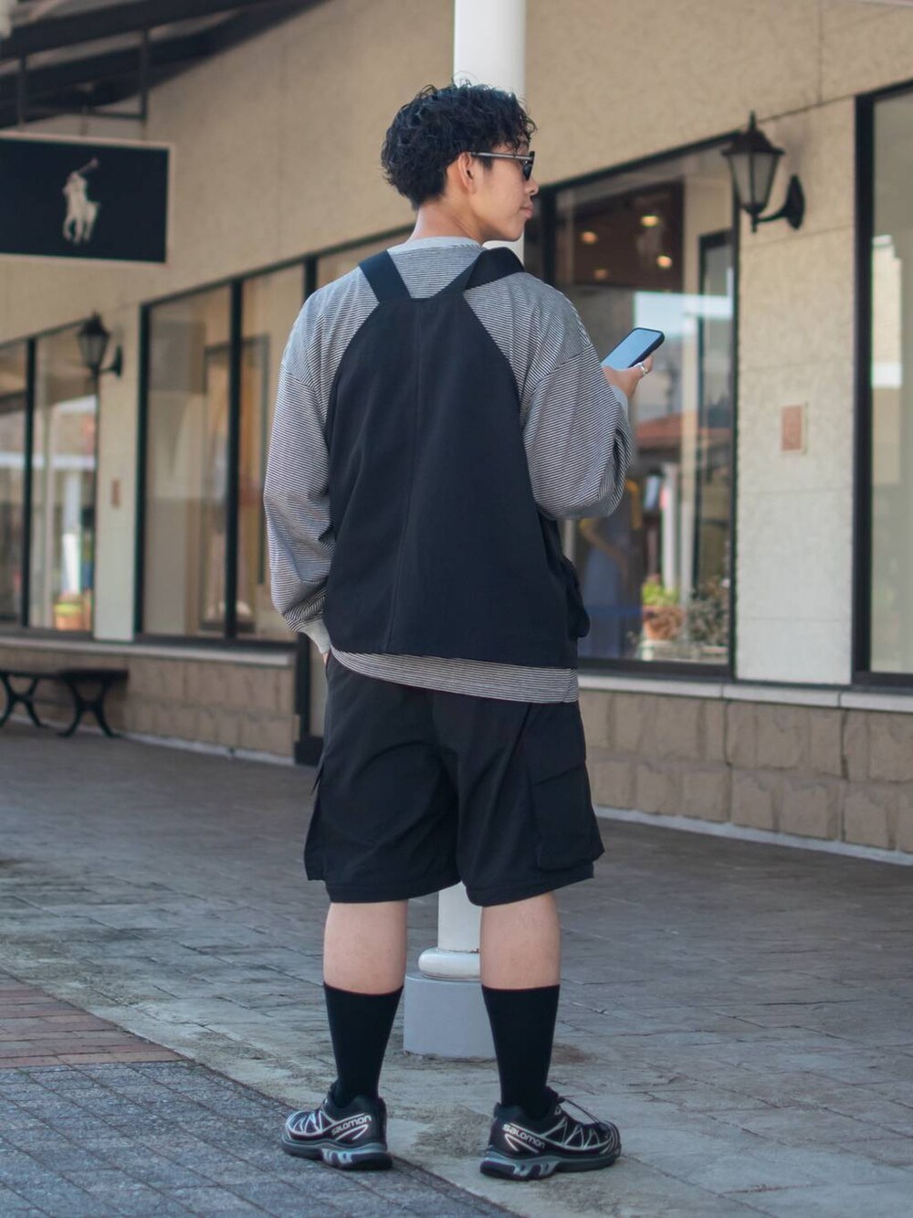 「低身長、低身長コーデ、niko and ...、ニコアンド、ロンT、ボーダー、ボーダーTシャツ、ベスト、ワイドパンツ、ハーフパンツ、カーゴパンツ、レイヤードスタイル、スニーカー、モノトーン、秋服準備はじめました」｜「niko and...の2WAYジップカーゴパンツ（カーゴパンツ、ブラック系）」を使った、ぜっきーさん（メンズ・165cm）の夏コーディネートの4枚目の写真