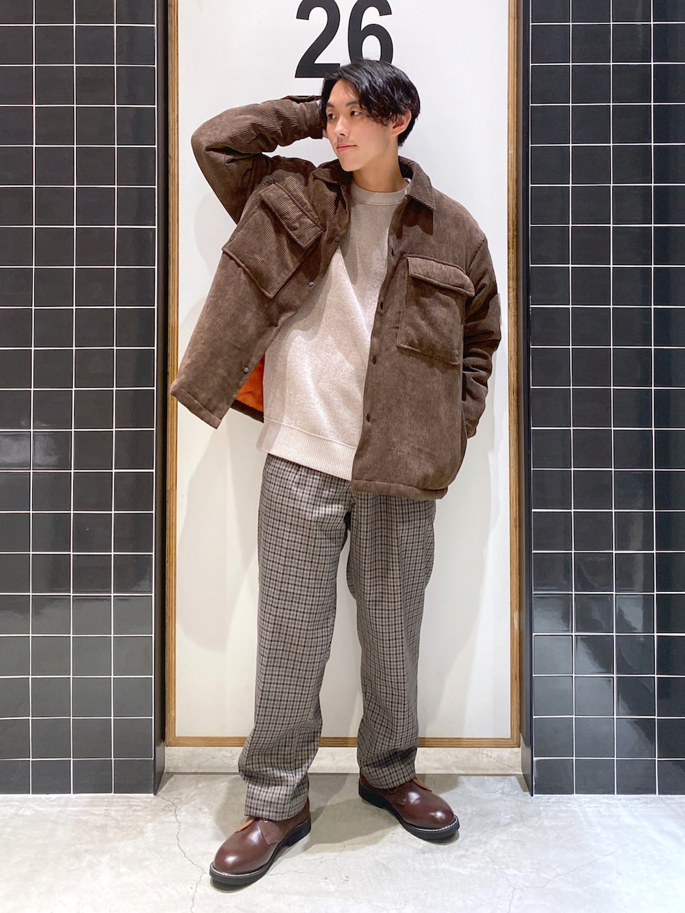 「ブルゾン、ニット、コーデュロイ、ワントーンコーデ、オーバーサイズ、リバーシブル、ワイドパンツ、チェックパンツ、革靴、ニコアンド、ブラウンコーデ、コーデュロイジャケット、低身長コーデ、niko and ...、ニコアンド(niko and...)」｜「niko and...の薄中綿シャツジャケット（ブルゾン、ブラウン系）」を使った、ぜっきーさん（メンズ・165cm）の秋コーディネートの2枚目の写真
