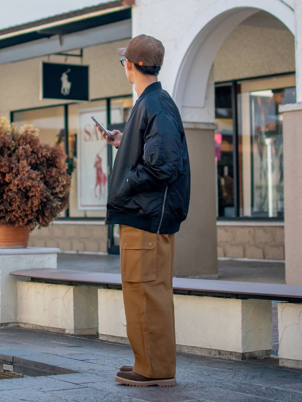「低身長、低身長コーデ、niko and...、ニコアンド、WEARyouthコーデ、ファッションを楽しもう、キャップ、MA-1、ブルゾン、ニット、ワイドパンツ、カーゴパンツ、ビッグシルエット、デッキシューズ、ブラウン」｜「niko and...のフェイクレザーデッキシューズ（その他シューズ、ブラウン系）」を使った、ぜっきーさん（メンズ・165cm）の秋コーディネートの3枚目の写真