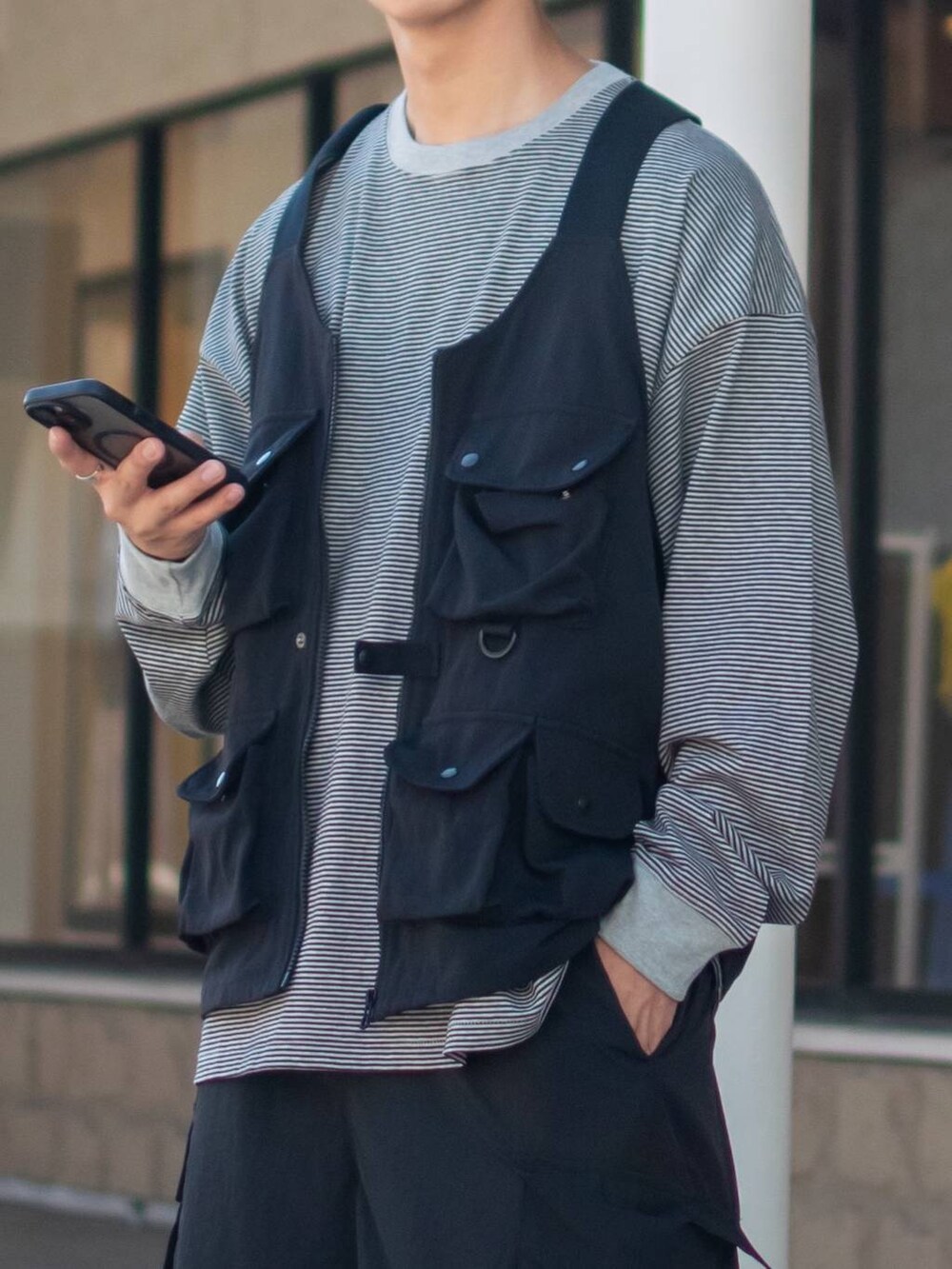 「低身長、低身長コーデ、niko and ...、ニコアンド、ロンT、ボーダー、ボーダーTシャツ、ベスト、ワイドパンツ、ハーフパンツ、カーゴパンツ、レイヤードスタイル、スニーカー、モノトーン、秋服準備はじめました」｜「niko and...の2WAYジップカーゴパンツ（カーゴパンツ、ブラック系）」を使った、ぜっきーさん（メンズ・165cm）の夏コーディネートの5枚目の写真