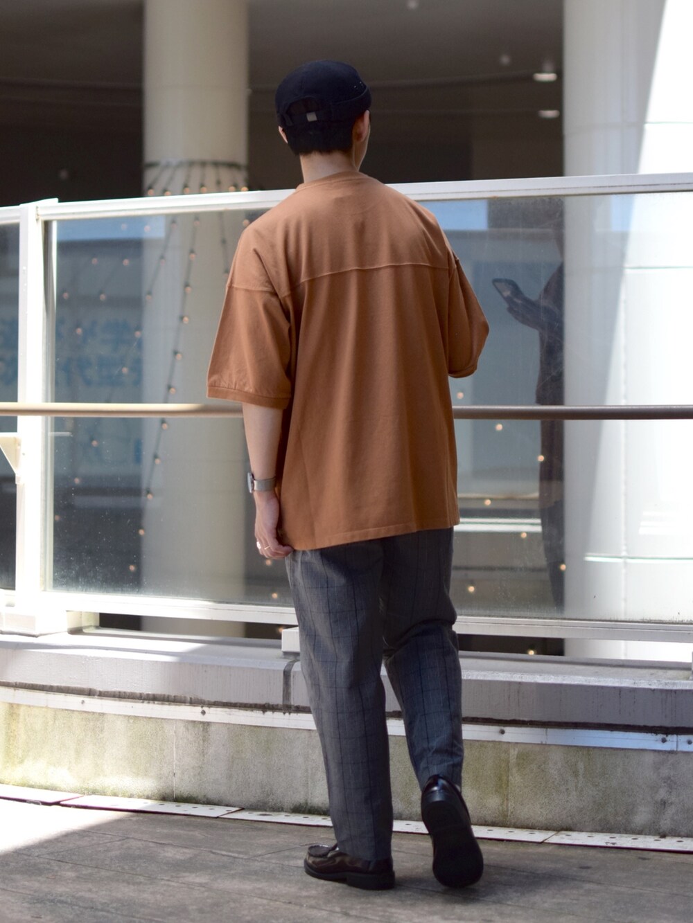 「niko and ...、ニコアンド、ビッグT、ロゴT、フットボールTシャツ、オレンジ、ワイドパンツ、チェックパンツ、テーパードパンツ、ローファー、革靴、ロールキャップ、キャップ、夏コーデ、低身長コーデ」｜「niko and...のフロント切り替えフットボールTシャツ（Tシャツ/カットソー、イエロー系）」を使った、ぜっきーさん（メンズ・165cm）の夏コーディネートの4枚目の写真