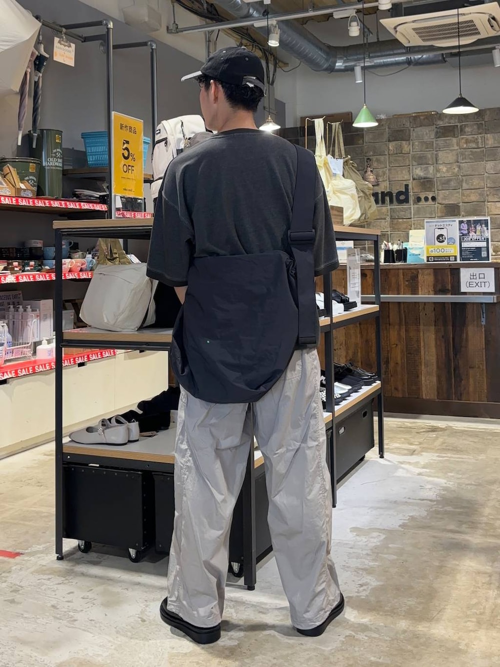 「低身長、低身長コーデ、niko and ...、ニコアンド、ロゴT、Tシャツ、ワイドパンツ、キャップ、ショルダーバッグ、サンダル、レザーサンダル、夏コーデ」｜「niko and...のフェイクレザースライドサンダル（サンダル、ブラック系）」を使った、ぜっきーさん（メンズ・165cm）の夏コーディネートの3枚目の写真