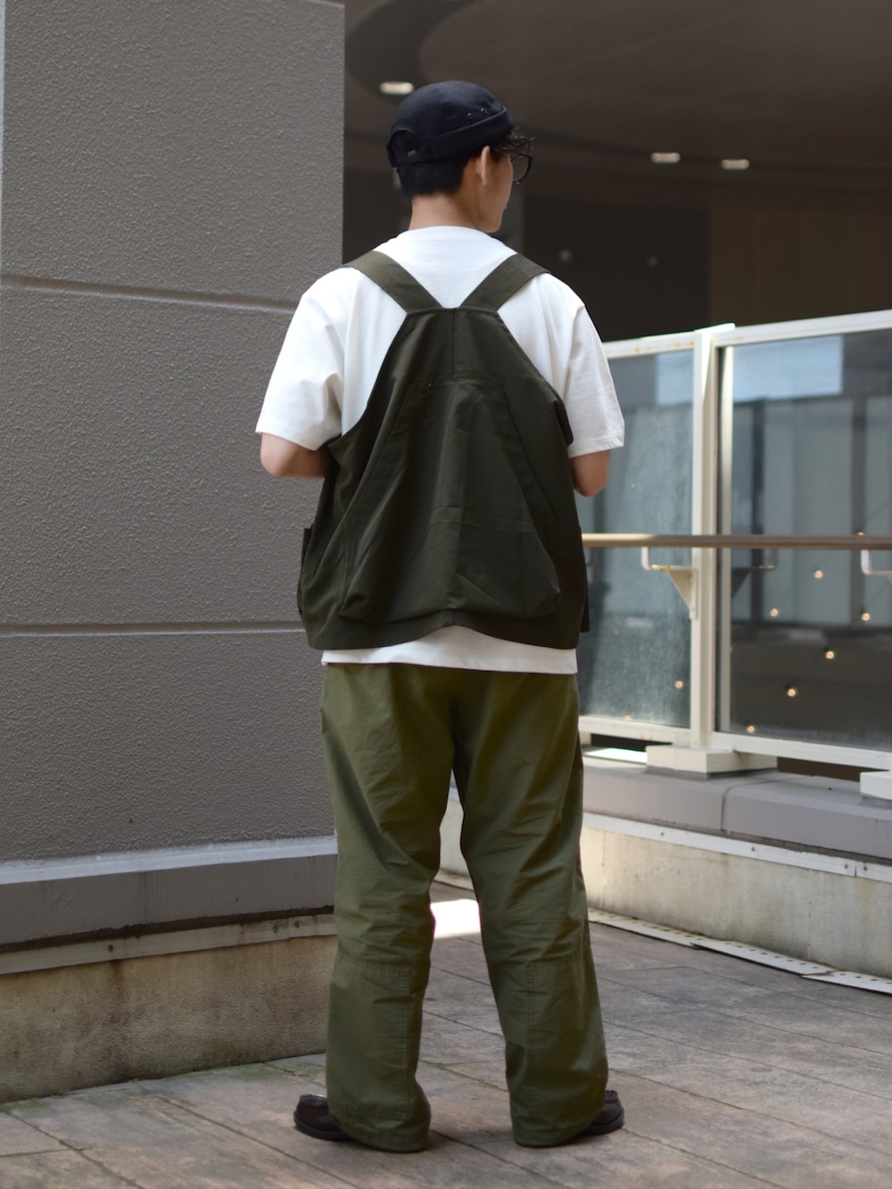 「ごきげんウィーク、休日スタイル、キャップ、ロールキャップ、白Tシャツ、ロゴT、NUMERALS、ミリタリーベスト、ワークベスト、ベスト、ワイドパンツ、ミリタリーパンツ、革靴、ローファー、ビッグシルエット」｜「NUMERALSの【UNISEX】[NUMERALS]UDRプリントBIGTシャツ（Tシャツ/カットソー、ホワイト系）」を使った、ぜっきーさん（メンズ・165cm）の春コーディネートの4枚目の写真