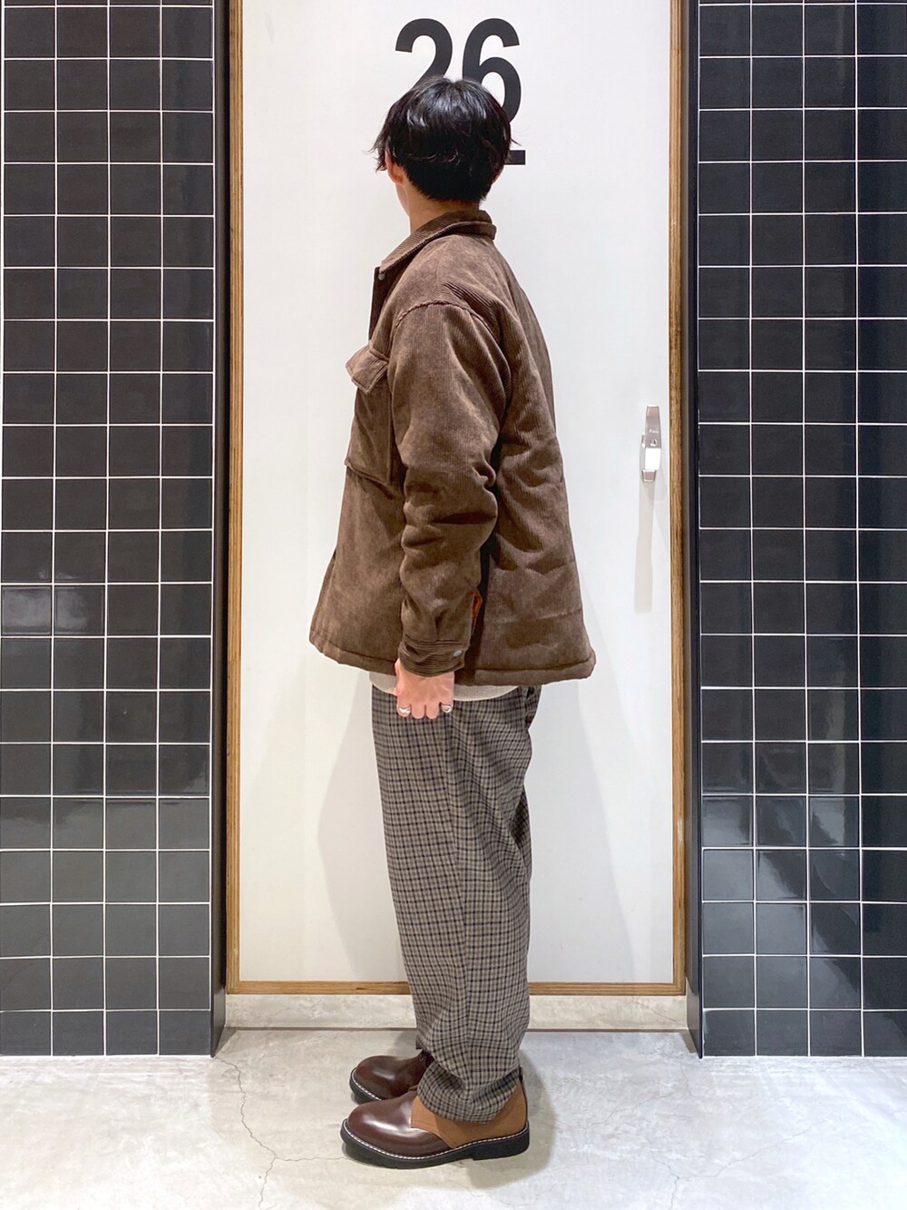 「ブルゾン、ニット、コーデュロイ、ワントーンコーデ、オーバーサイズ、リバーシブル、ワイドパンツ、チェックパンツ、革靴、ニコアンド、ブラウンコーデ、コーデュロイジャケット、低身長コーデ、niko and ...、ニコアンド(niko and...)」｜「niko and...の薄中綿シャツジャケット（ブルゾン、ブラウン系）」を使った、ぜっきーさん（メンズ・165cm）の秋コーディネートの3枚目の写真