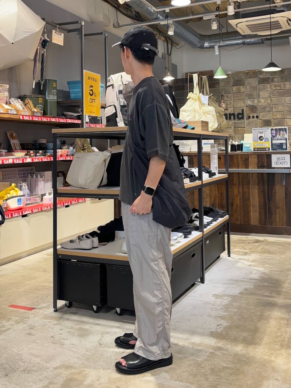 「低身長、低身長コーデ、niko and ...、ニコアンド、ロゴT、Tシャツ、ワイドパンツ、キャップ、ショルダーバッグ、サンダル、レザーサンダル、夏コーデ」｜「niko and...のフェイクレザースライドサンダル（サンダル、ブラック系）」を使った、ぜっきーさん（メンズ・165cm）の夏コーディネートの2枚目の写真