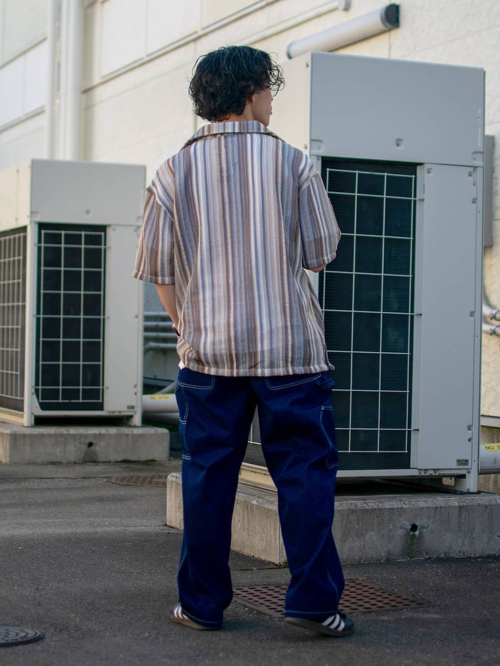 「低身長、体型カバー、ゆったり、niko and ...、シャツ、ワイドパンツ、デニムパンツ、NKJコーデ_niko and ...」｜「niko and...の9oz COOLMAXライトデニムペインターパンツ【niko and ...JEANS 2025SS】（デニムパンツ、ブルー系）」を使った、ぜっきーさん（メンズ・165cm）の春コーディネートの4枚目の写真