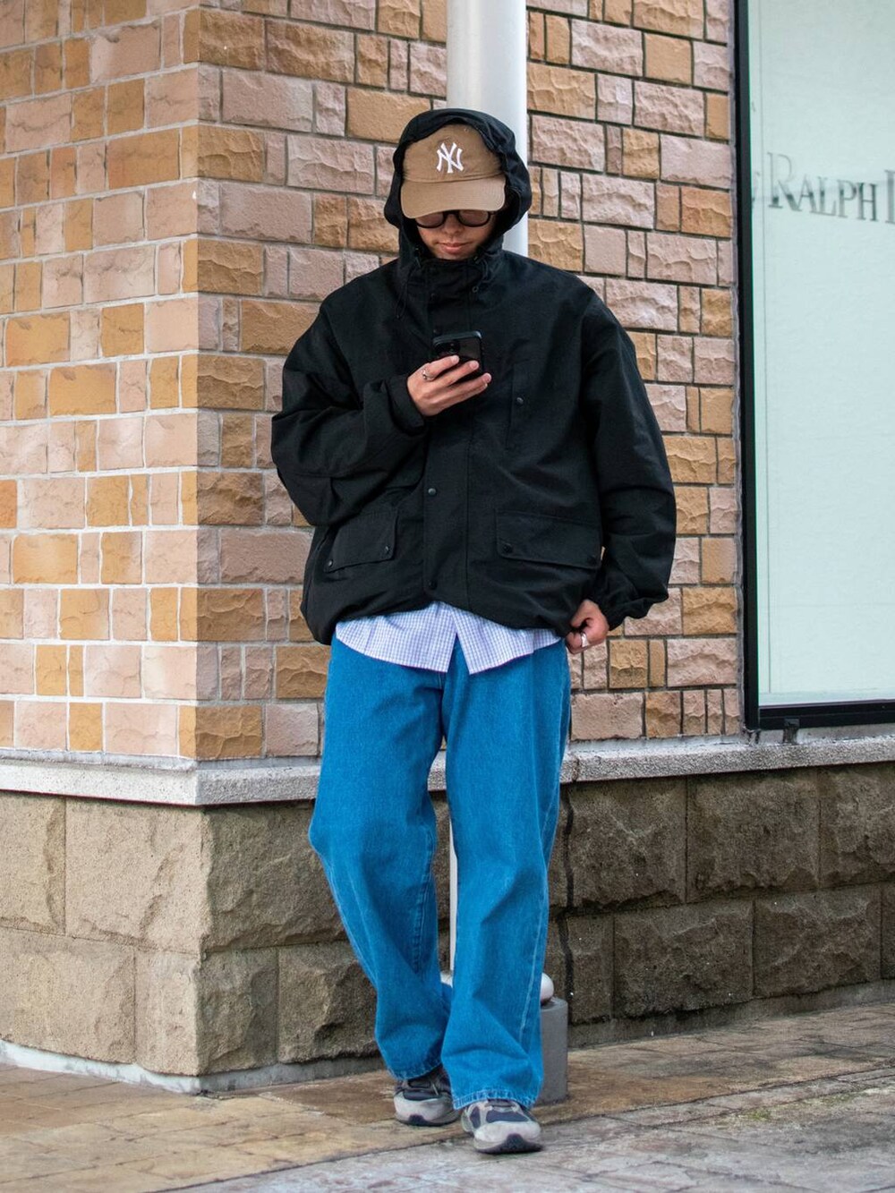 ブルー系のシャツ/ブラウス、ブルー系のデニムパンツ、ブラック系のマウンテンパーカーを着用したメンズの冬コーディネートの4枚目の写真