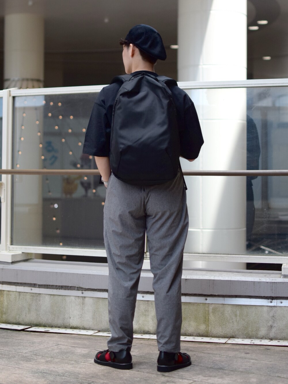 「FUDGEBOYのトラッドスタイル、ロゴT、ビッグT、黒Tシャツ、スラックス、テーパードパンツ、タックイン、革靴、グルカサンダル、カラーソックス、きれいめカジュアル、バックパック、リュック、ベレー帽、低身長コーデ」|「KANGOLの【KANGOL】Tropic 504 Ventair/【カンゴール】トロピック 504 ベントエアー(ハンチング/ベレー帽、ブラック系)」を使った、ぜっきーさん(メンズ・165cm)の春コーディネートの4枚目の写真